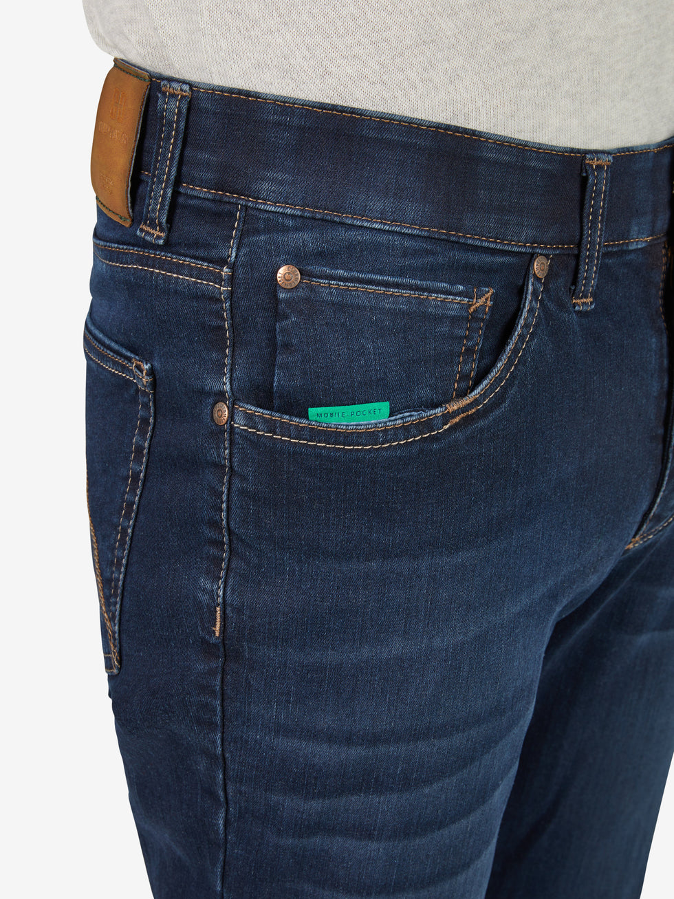 Dunkelblaue, gewaschene ALEX 7915 5-Pocket-Jeans-Hose mit Komfortbund, Hemdstopper, Bundverlängerung, Slim-Tapered Fit, aus elastischem Super High Stretch-Denim mit Lycra dual-FX®, hergestellt von Club of Comfort, für Ganzjahres-, Aktiv- und Freizeitgebrauch.