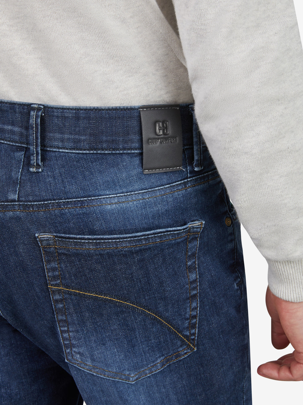 Nahaufnahme einer blauen, wasch 블au-beeigenen Flat Front-Hose von Club of Comfort mit elastischem Komfortbund, Hemdstopper und Bundverlängerung. Gefertigt aus hoch elastischem Super High Stretch-Denim mit 5-Pocket-Design, Tapered Fit und mittlerer Leibhöhe.