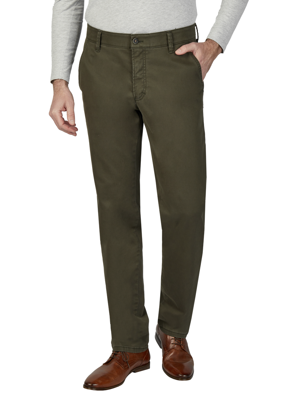 Ein Mann trägt eine graue, lange Ärmel Hemd, eine grüne Chinohose und braune Lederschuhe. Die Person steht mit einer Hand in der Hosentasche.