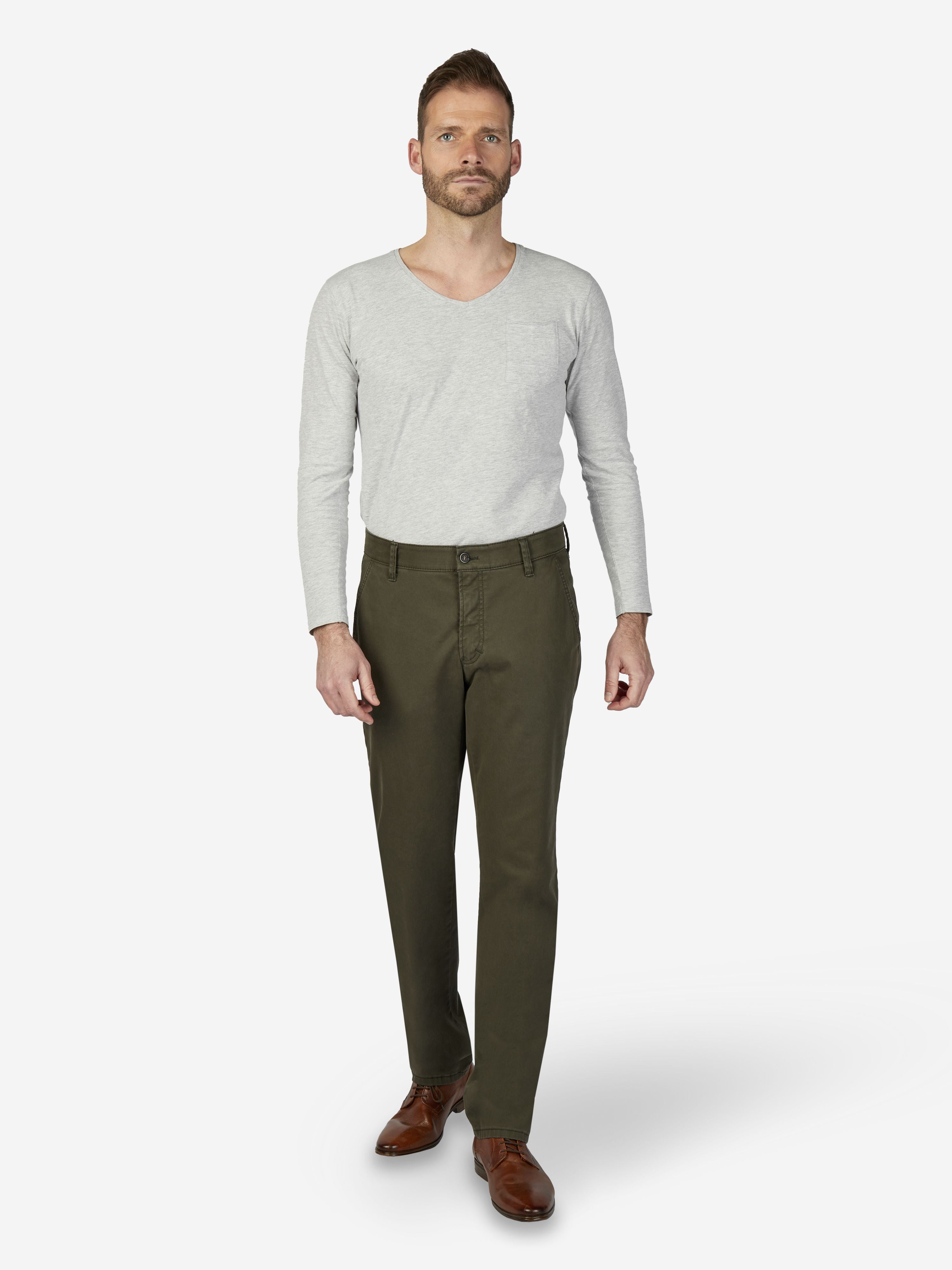 Mann trägt eine steingraue DENVER 7819 Flat Front-Hose von Club of Comfort mit elastischem Komfortbund, Hemdenstopper, high stretch Baumwoll-Gabardine, geradem Bein, in normaler Leibhöhe. Hintergrund weiß.