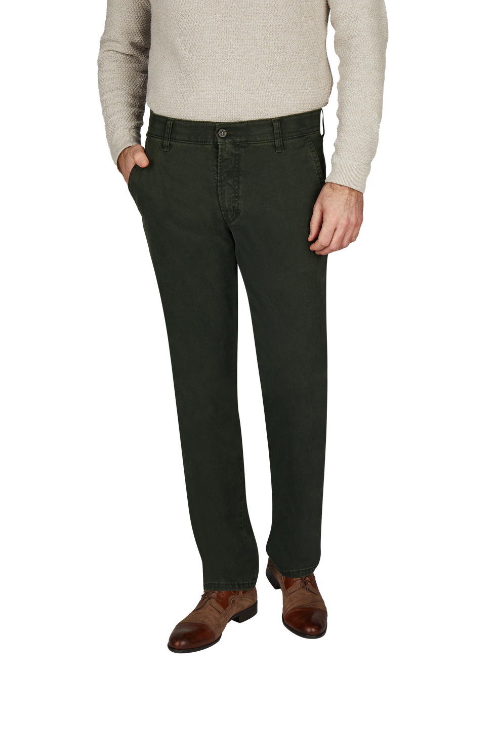 Hosenbein eines Mannes, trägt dunkle Jeanshose, die an der Taille sitzt, mit rechten Hand in der Tasche. Darüber trägt er einen hellbeigen Pullover. Schuhe sind braune Lederstiefel. Der Hintergrund ist transparent.