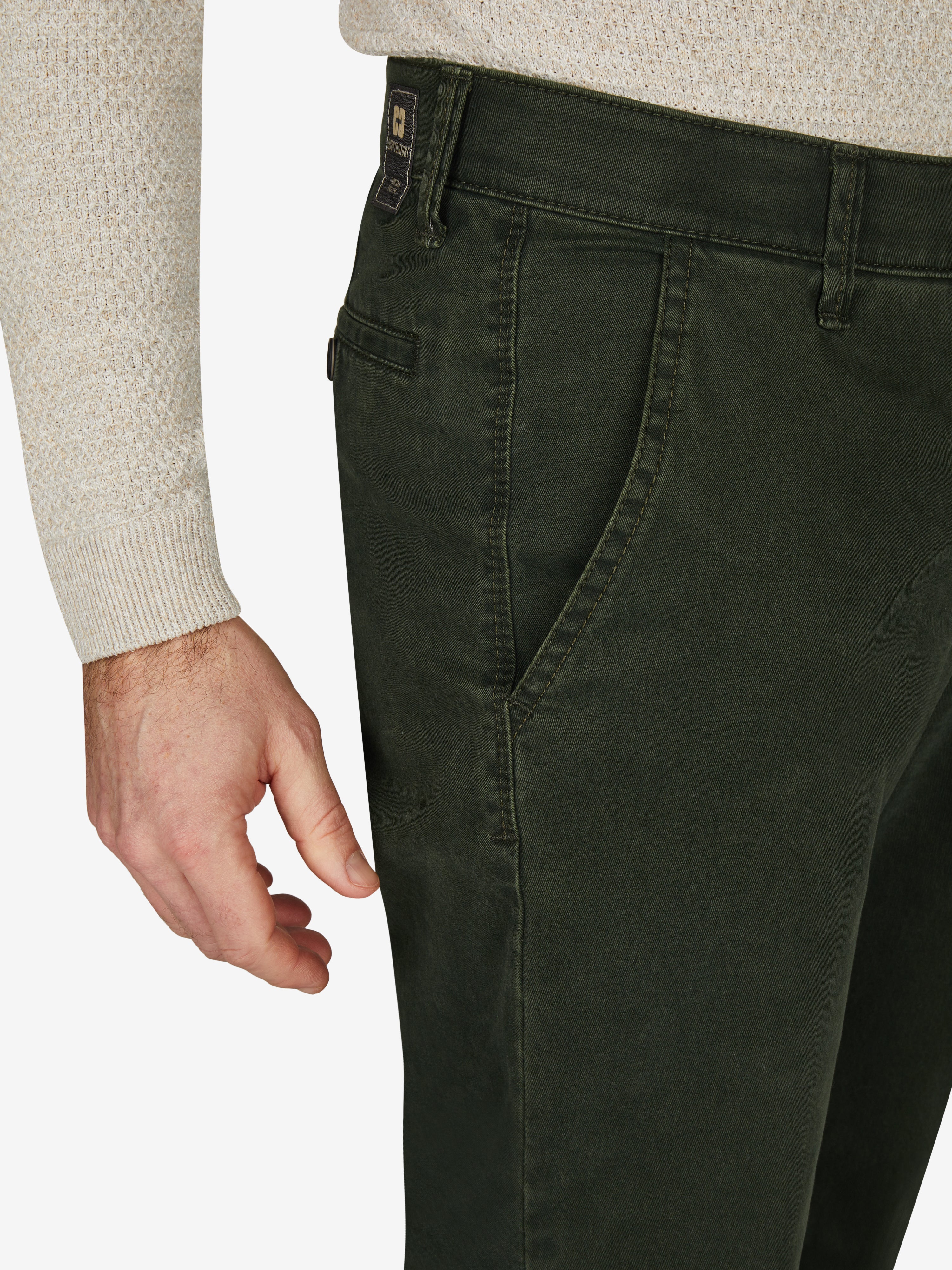 Herren-Flat Front-Hose in Tannengrün von Club of Comfort, aus hochelastischem Baumwoll-Gabardine mit High Stretch, mit elastischem Komfortbund, Hemdenstopper, geradem Bein, normaler Leibhöhe, ideal für Herbst/Winter, Made in Green by Oeko-Tex.