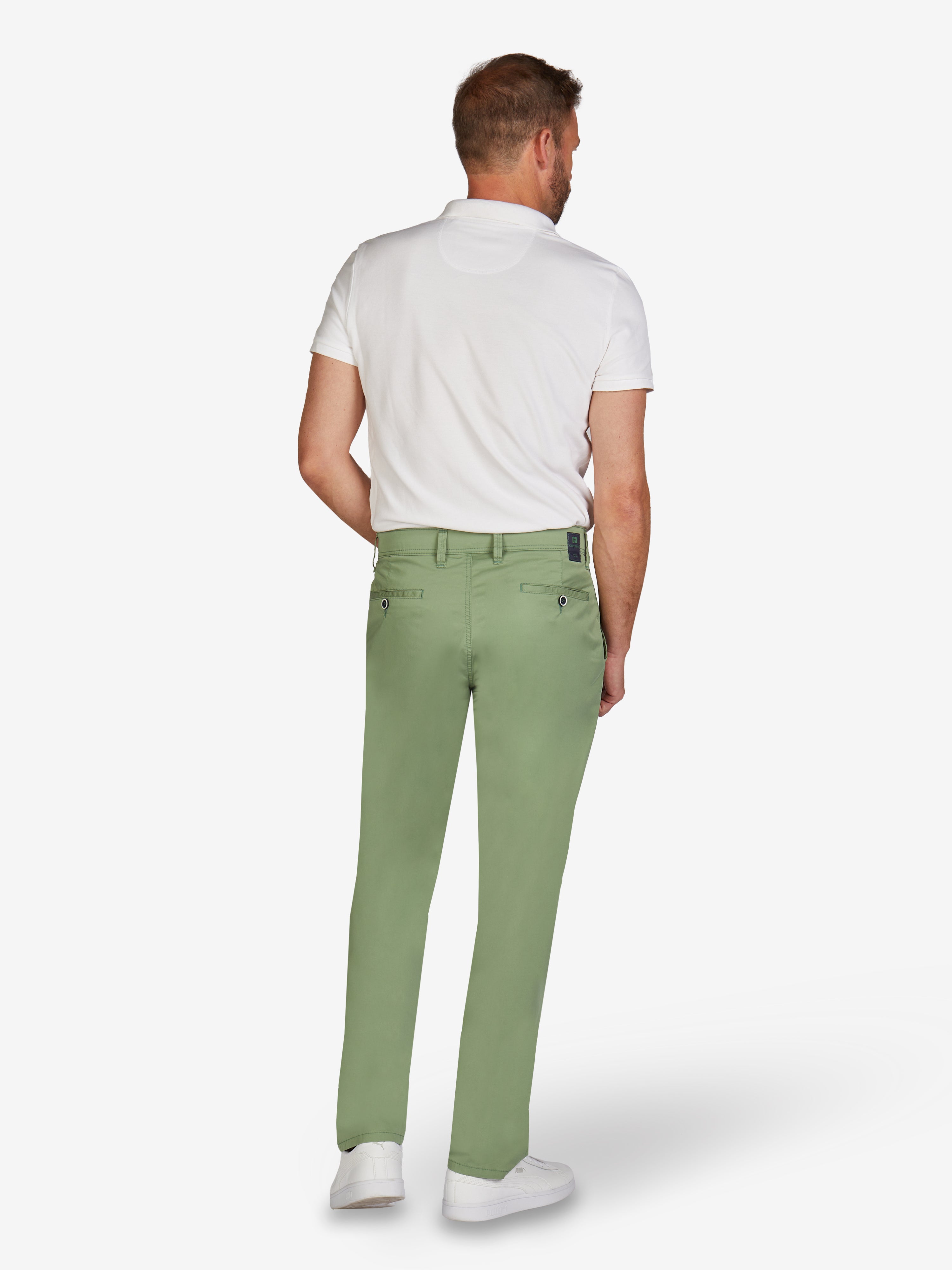 Ein Mann trägt eine hellgrüne Flat Front-Hose GARVEY 5107 aus nachhaltiger Baumwolle mit elastischem Komfortbund und Hemdstopper, Hersteller Club of Comfort, mit COLDBLACK-Ausrüstung, regular Fit, geeignet für Frühjahr/Sommer, gewebt aus Supreme Cotton, auf weißem Hintergrund.