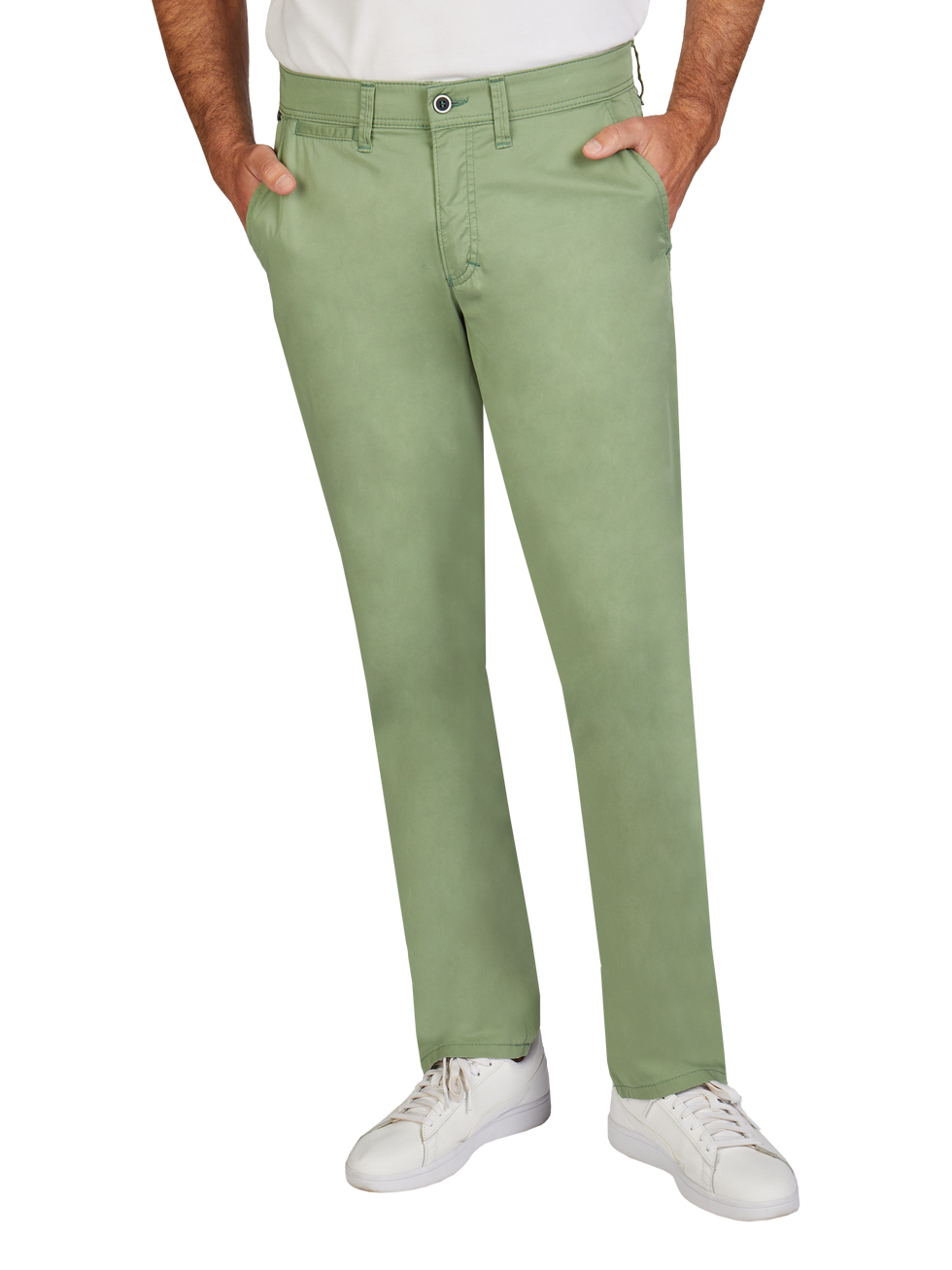 Ein Mann trägt hellgrüne, gerade geschnittene Jeans mit Gürtel und seitlichen Eingrifftaschen. Er steht mit den Händen in den Taschen, trägt weiße Sneakers und ein weißes T-Shirt.