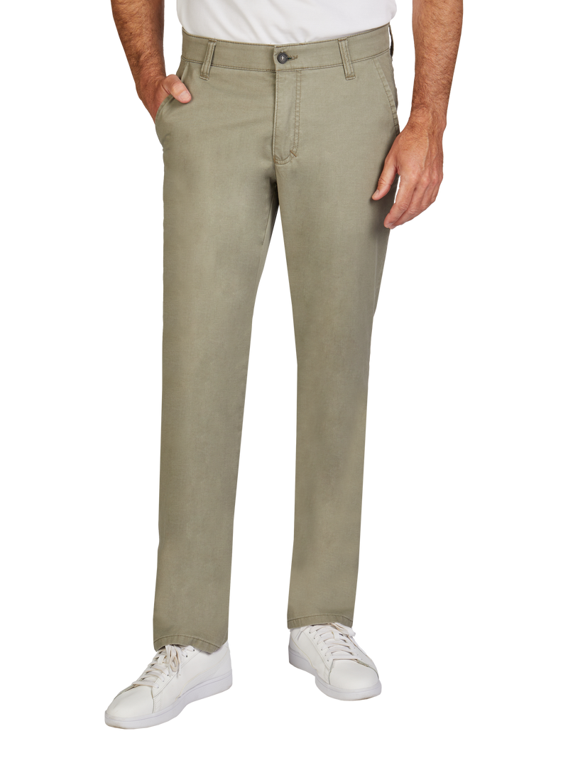 Hose aus hellgrauem Stoff mit geradem Schnitt, seitlichen Eingrifftaschen, Gürtelschlaufen und Knopfverschluss, getragen von einer Person mit weißen Sneakers.