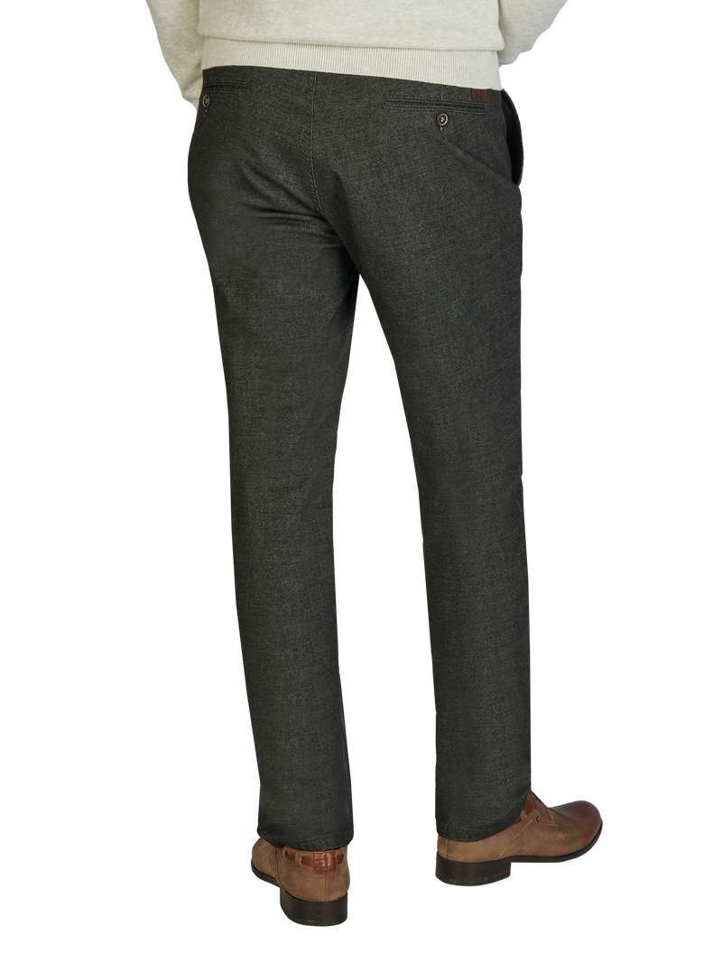 Herrenhose aus dunklem grauem Stoff, gerade geschnitten, mit ikonischem kleinen braunen Leder-Label am Bund, getragen mit braunen Lederschuhen, Blick auf die Rückseite, ohne Oberkörper.