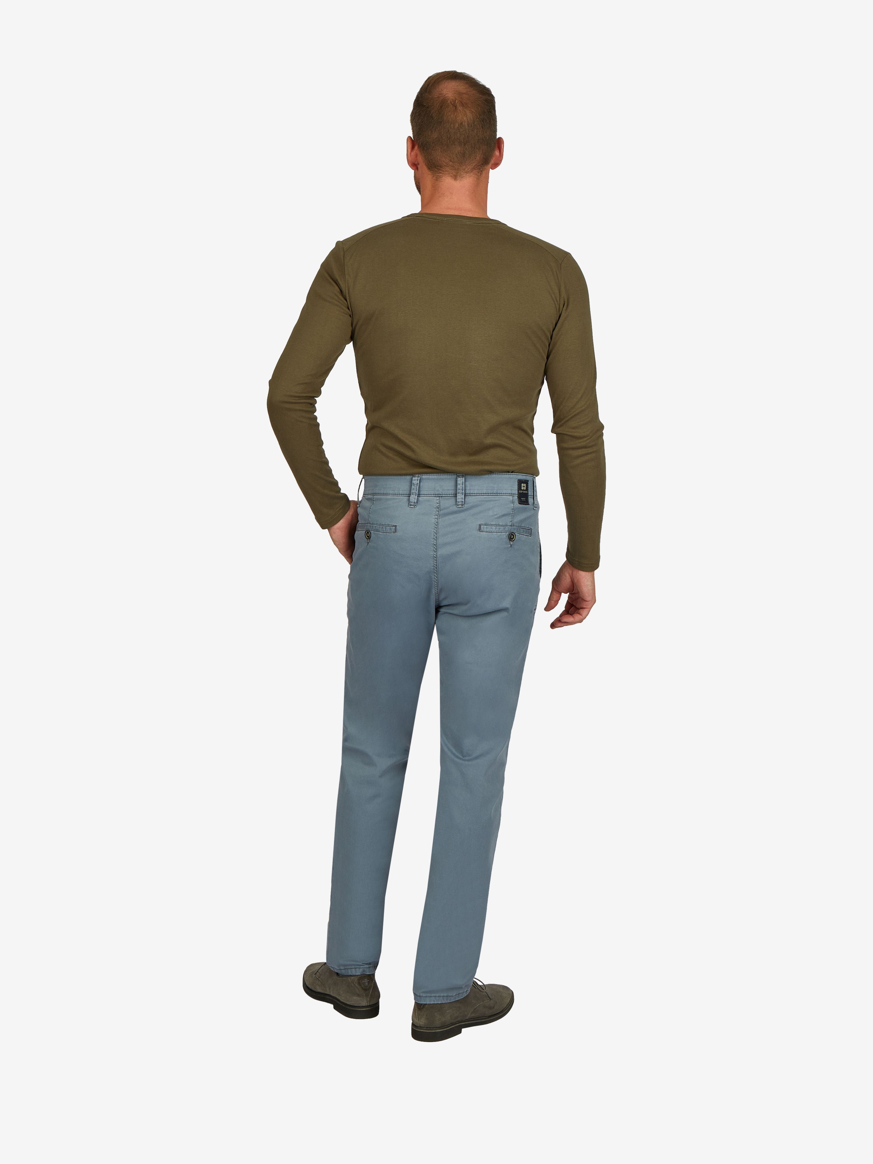 Rückansicht eines Mannes, der eine rauchblaue GARVEY 7708 Flat Front-Hose mit elastischem Komfortbund, Hemdenstopper und schmalem Bein trägt, kombiniert mit einem olivegrünen Langarmshirt, auf weißem Hintergrund.