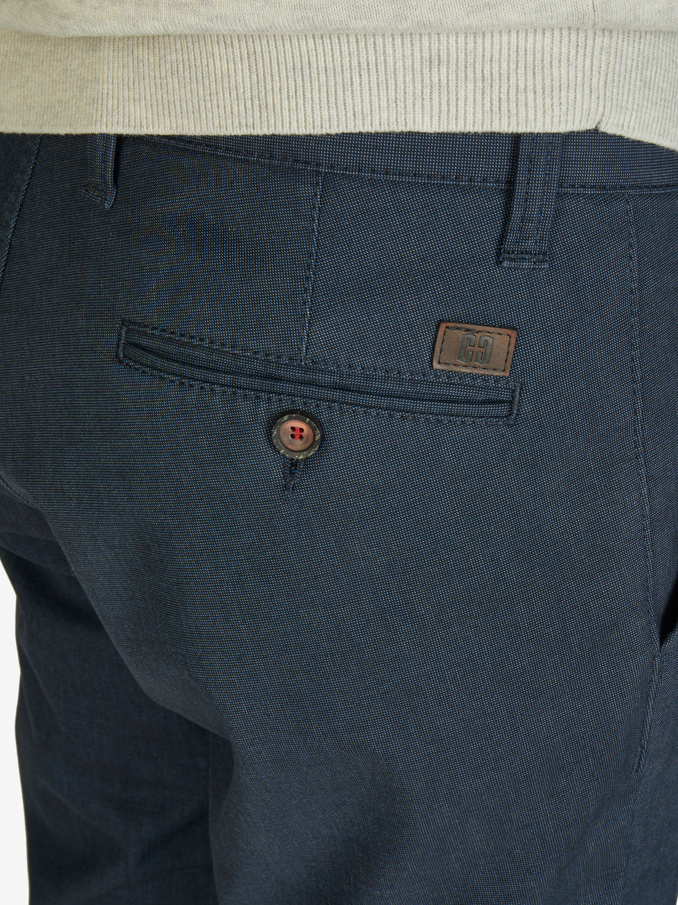Nahaufnahme einer GARVEY 7827 marine-melange Flat Front-Hose aus Baumwolle mit Thermolite-Wärmeisolierung, elastischem Komfortbund, Hemdenstopper, Regular Fit und schmaler Fußweite, hergestellt von Club of Comfort.