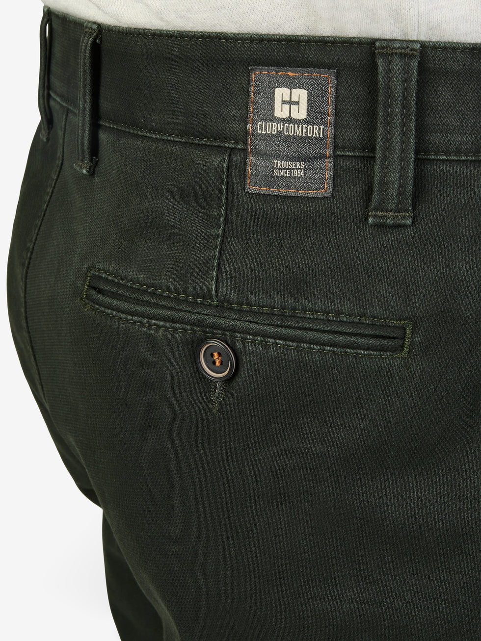 Dunkelgrüne GARVEY 8025 Flat Front-Hose mit Komfortbund, Hemdenstopper und schmaler Beinführung, gefertigt aus High Stretch Baumwoll-Gewebe mit Thermolite-Wärmeisolierung, geeignet für Herbst/Winter.