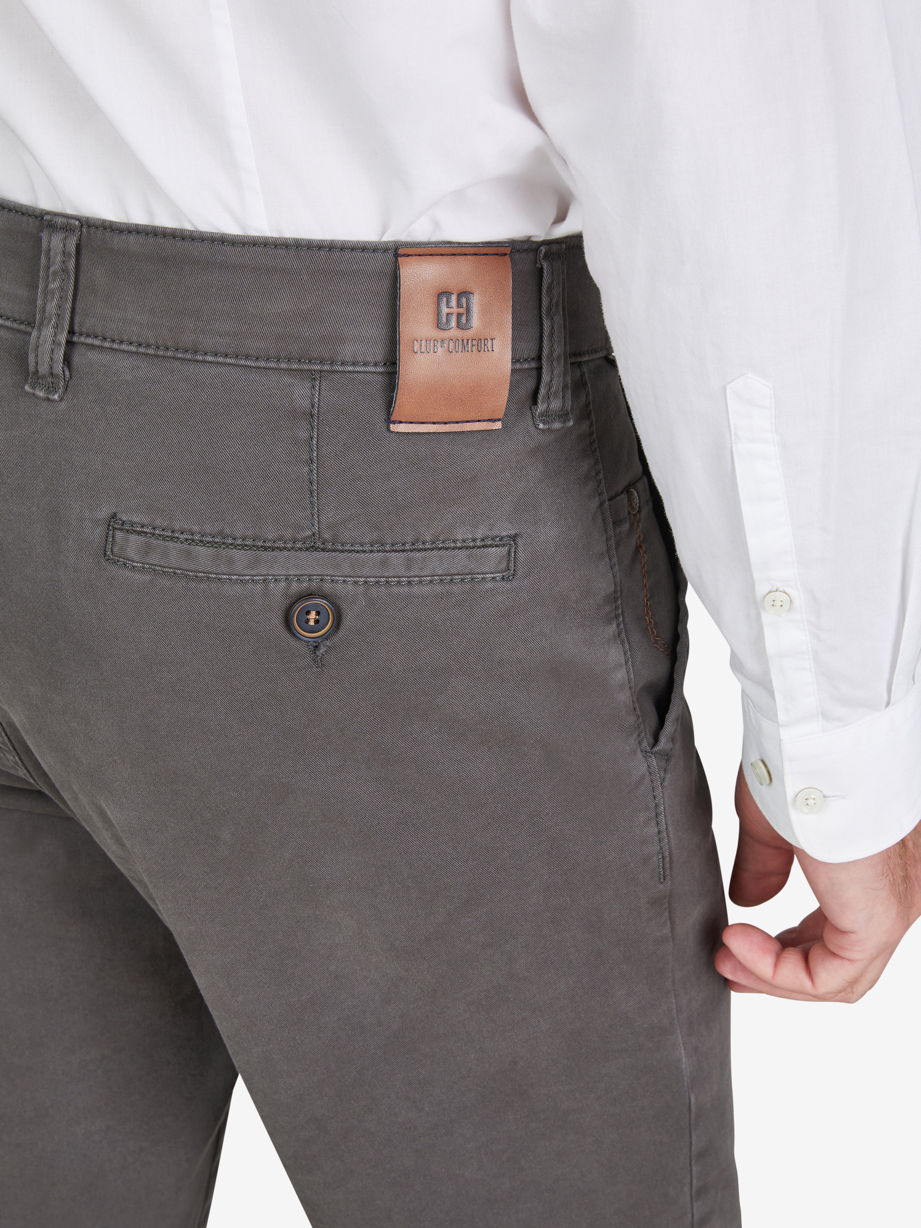 Nahaufnahme einer grauen GARVEY 8070 Flat Front-Hose mit elastischem Komfortbund, Hemdstopper und Safety-Pocket, getragen von einer Person in weißem Hemd.