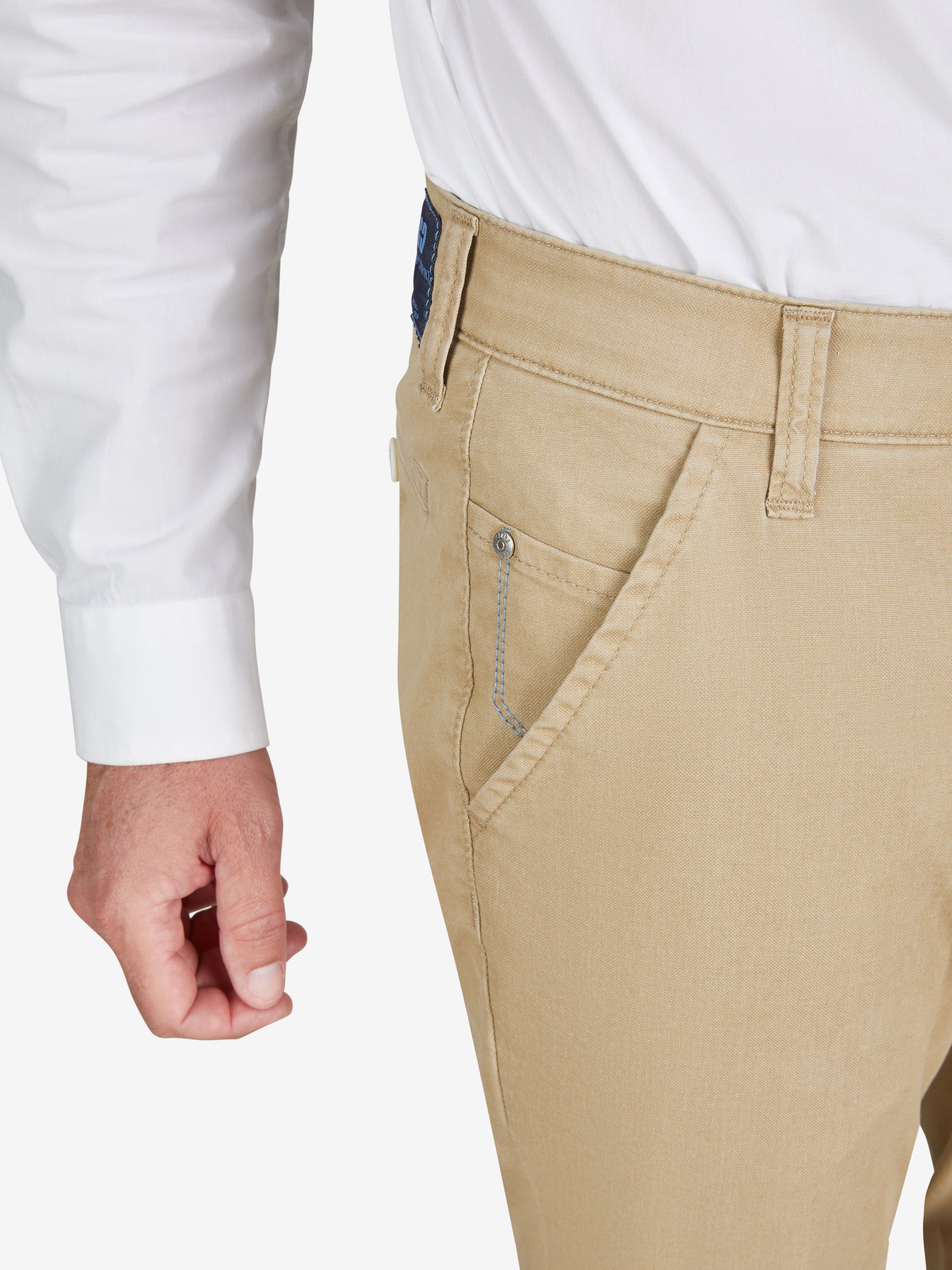 Nahaufnahme einer beigen Flat-Front-Hose von GARVEY 8124 mit Komfortbund, Hemdstopper, Münztasche, aus elastischer Baumwoll-Mikrostruktur mit Coolmax® EcoMade, normaler Leibhöhe, schlankem Bein, hergestellt von Club of Comfort.