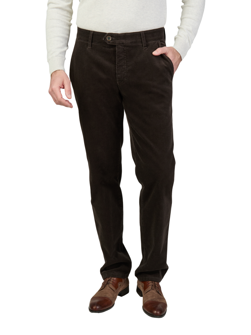 Hose aus dunklem Stoff mit geradem Schnitt, Bund mit Gürtel, Reißverschluss und Knopf, Person trägt braune Schuhe:**