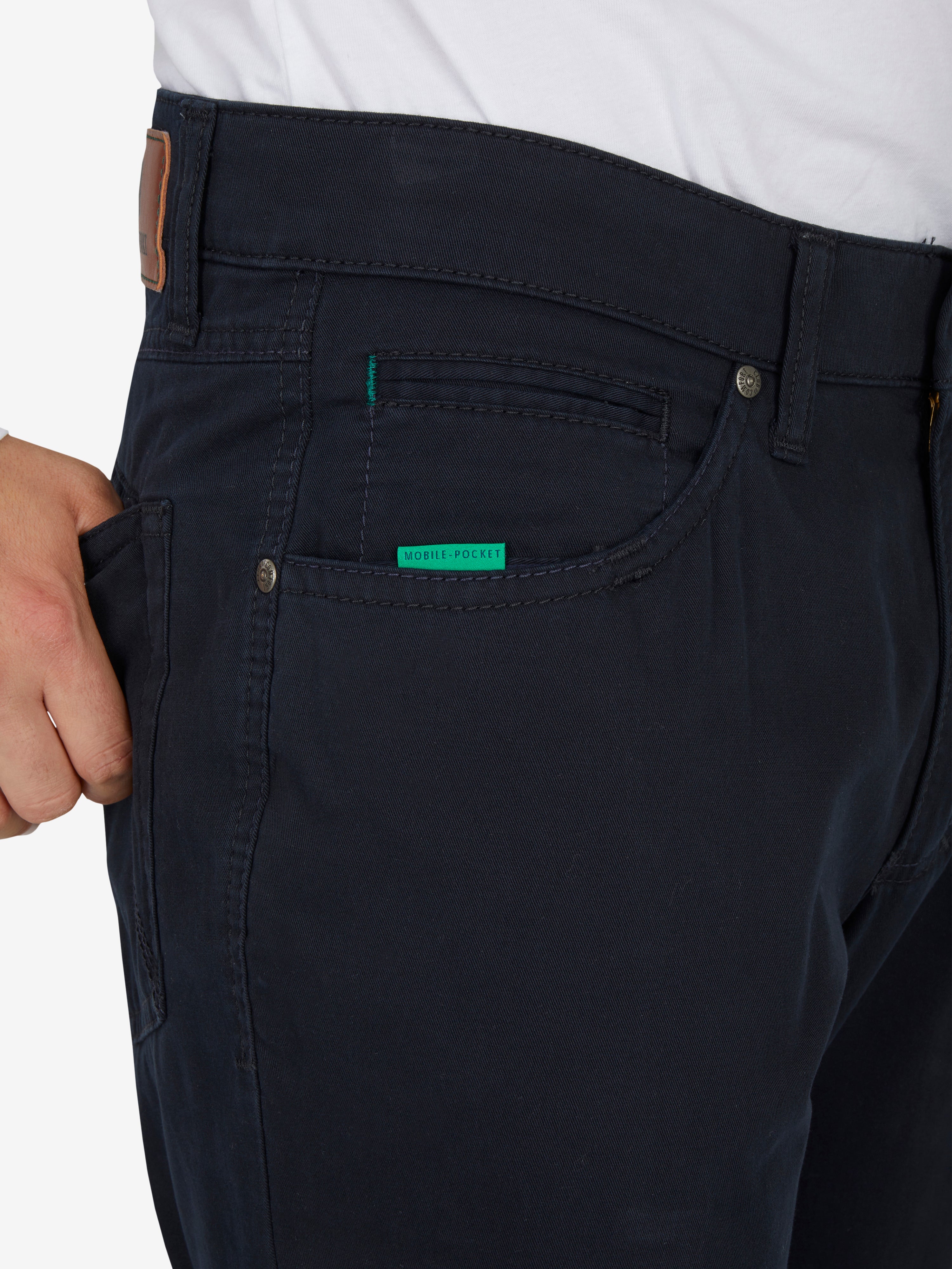 Nahaufnahme einer dunkelblauen, gepflegt wirkenden Baumwollhose vom Hersteller Club of Comfort, Modell HENRY-X7110 in marine. Die Hose hat eine 7-Pocket-Konfiguration mit elastischem Doppelstoffbund, Hemdstopper, separater "Mobile Pocket" in der rechten Vordertasche für Smartphones, sowie eine Leistentasche mit Reißverschluss hinter der rechten Gesäßtasche. Passform: Regular Fit, normale Leibhöhe, schlankes Bein.