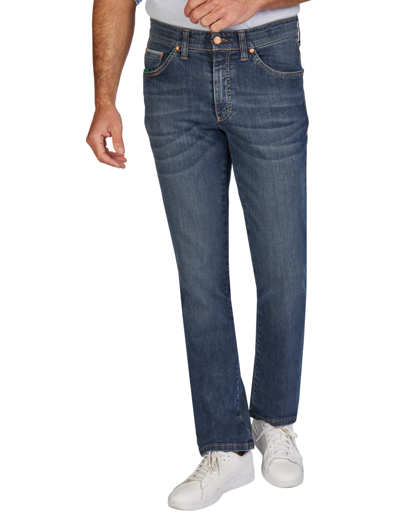 Ein Mann trägt blaue, klassische Jeans mit leichter Waschung, einem Reißverschluss und einer braunen Gürtelschlaufe.