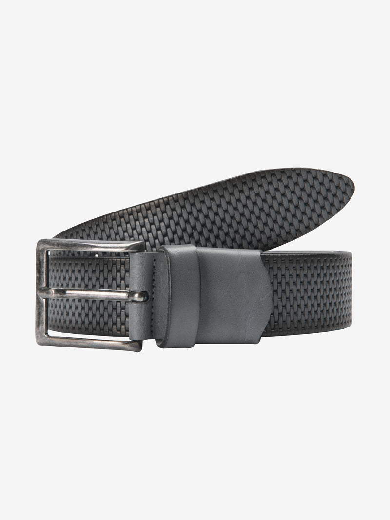 Ein schwarzer Gürtel mit einer silbernen Schnalle, aus Baumwoll- oder Leder-Baumwoll-ähnlichem Material mit einer grob texturierten Oberfläche, liegt flach gegen einen weißen Hintergrund.
