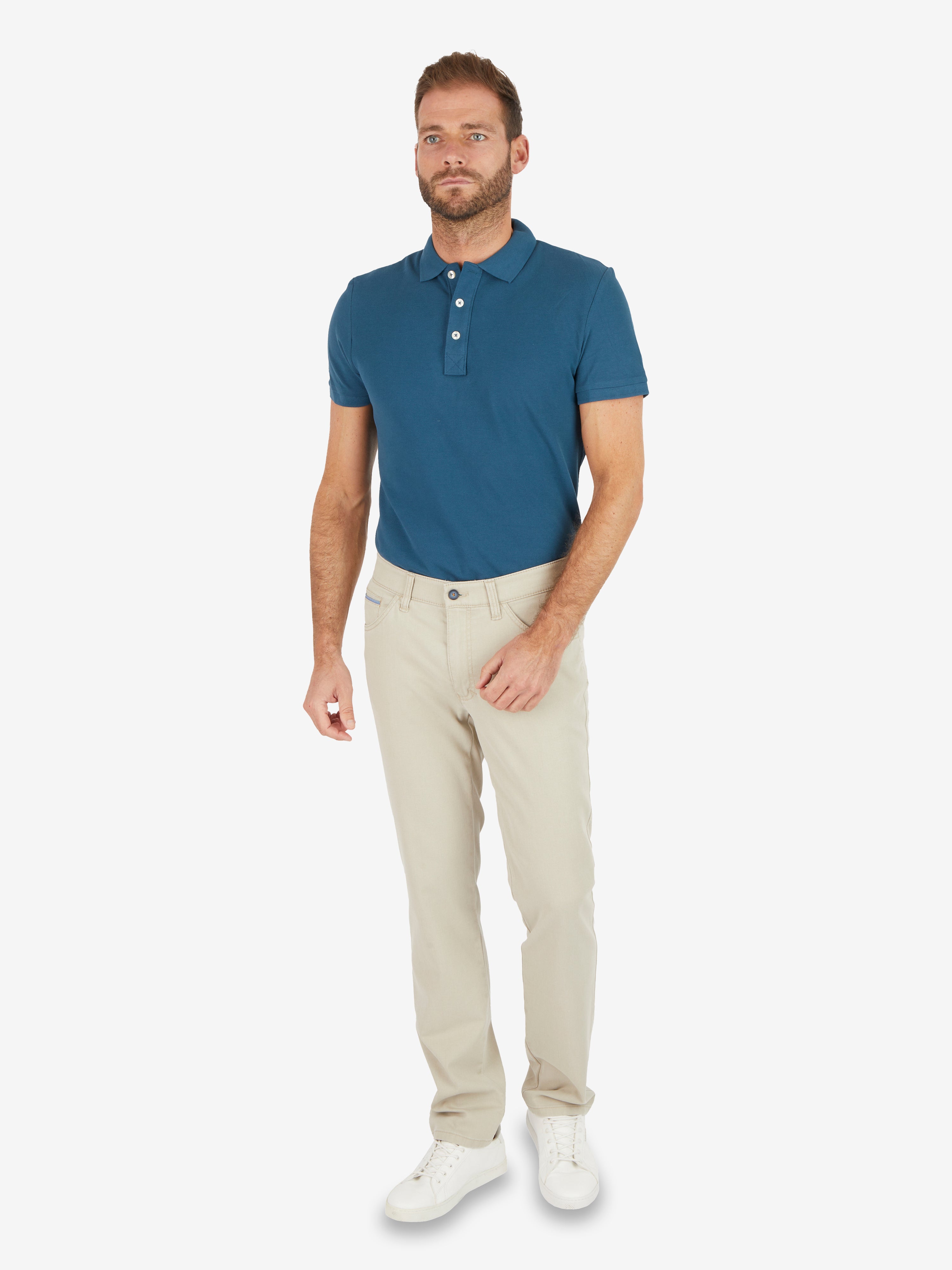 Mann trägt beiges Modell MARVIN 7506 Hose aus High Stretch-Baumwolle mit elastischem Comfortbund, Hemdstopper, modifizierte 5-Pocket-Form, Regular Fit, Sprint/ Sommer, Hersteller Club of Comfort, sichtbar in einem neutralen Raum.