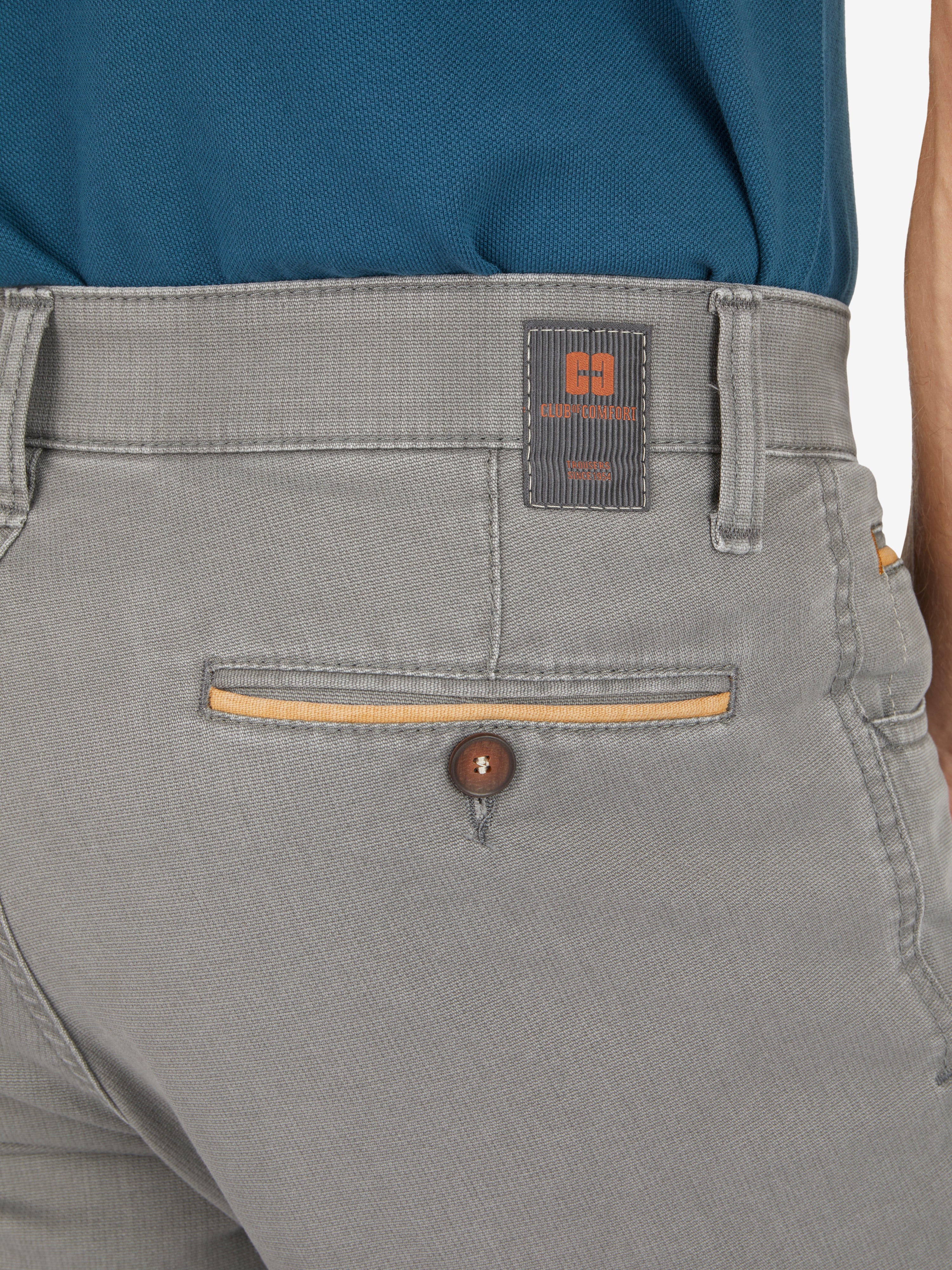 Nahaufnahme einer grauen Baumwollhose "MARVIN 7506" von Club of Comfort mit elastischem Komfortbund, Hemdenstopper, Swing-Pocket, Kontrast-Paspel und Münztasche, gefertigt aus High Stretch-Mikrobstruktur, mit normaler Leibhöhe und schmalem Bein, geeignet für Frühjahr/Sommer.