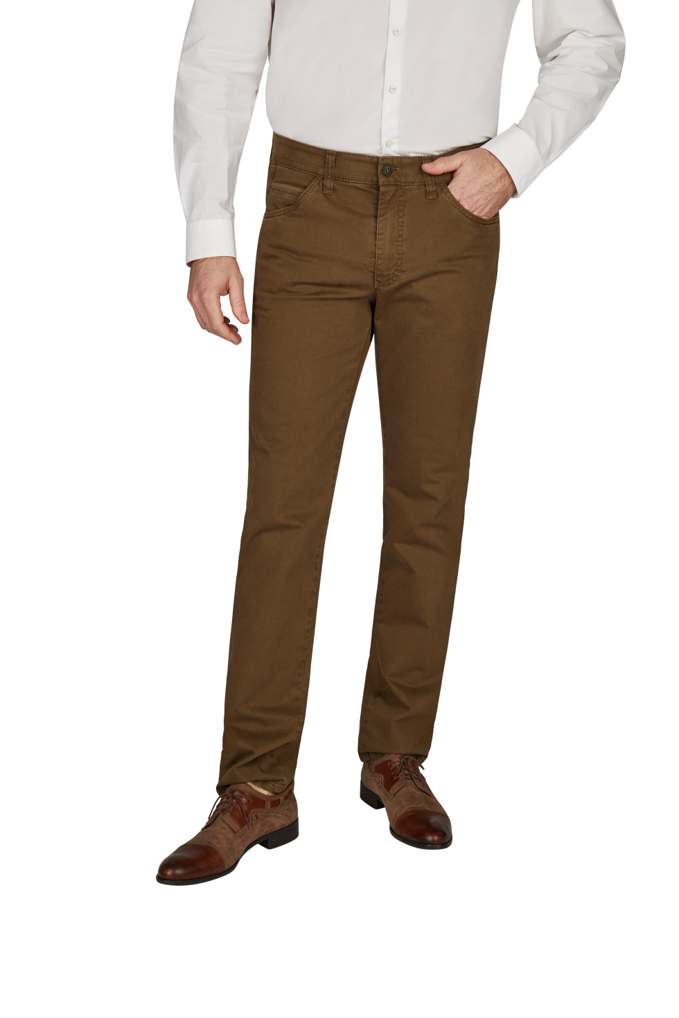 Mann trägt braune Chino-Hose, weißes Hemd und braune Lederschuhe. Das Bild zeigt den Oberkörper bis zu den Beinen, wobei eine Hand in der Hosentasche steckt.