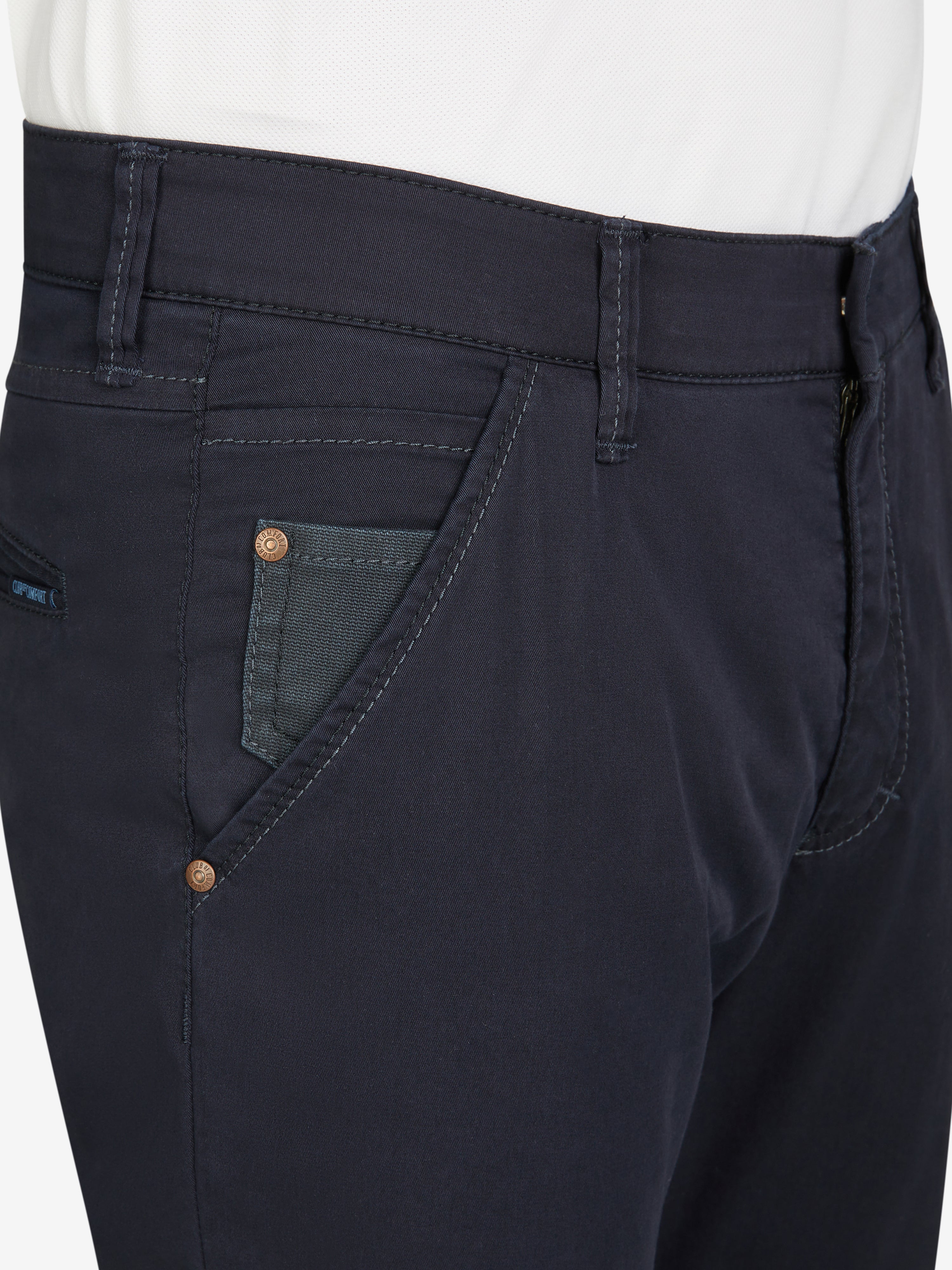 Bequeme marineblaue Chinohose mit Slim Fit, elastischem Comfortbund, Hemdenstopper und Münztasche. Gefertigt aus leichtem Baumwoll-High-Stretch-Material, mit cleanem Design, weichem Griff und normaler Leibhöhe.