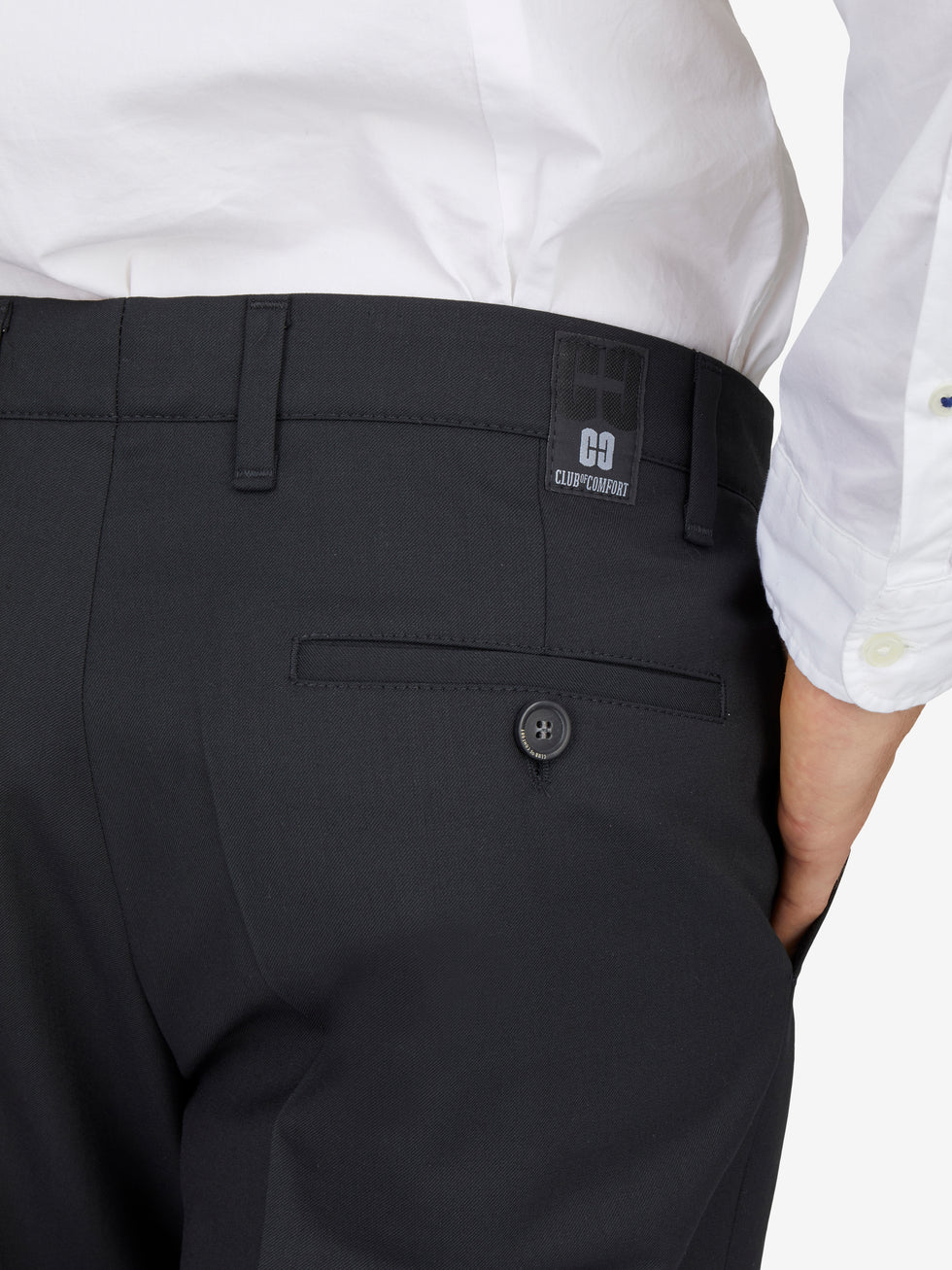Schwarze SANTOS 2590 Flat Front-Hose von Club of Comfort mit elastischem Komfortbund, Hemdenstopper, Knopf und Haken, aus maschinenwaschbarer Woll-Misch-Qualität, gerades Bein, niedrige Leibhöhe, Regular Fit, geeignet für Ganzjahres, sichtbar an einem Modell mit weißem Hemd.