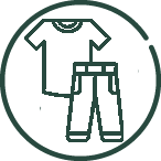 Ein T-Shirt, eine Hose und ein Taschentuch, alles weiß, an einem Haken hängend.