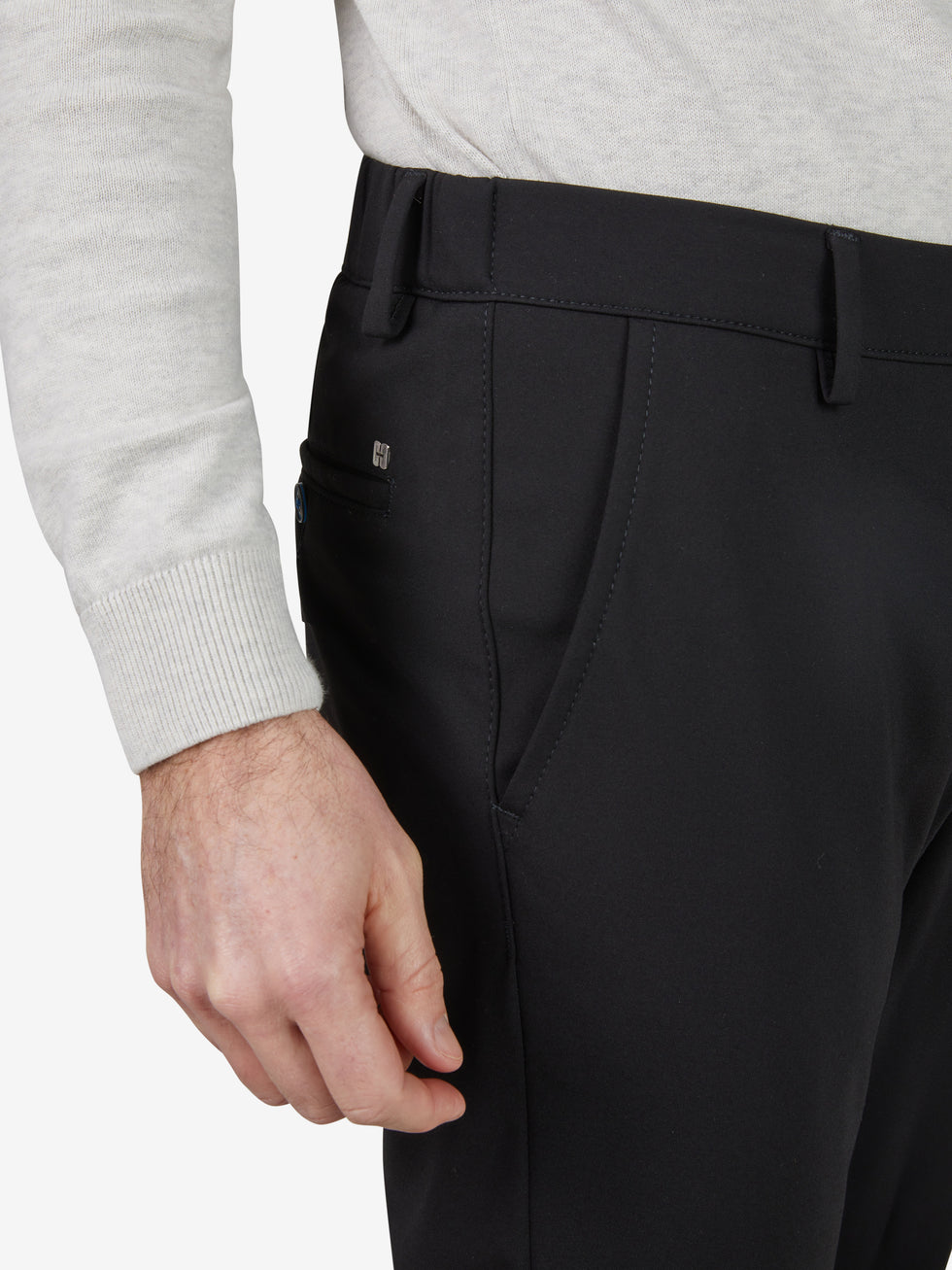 Schwarze FOXX 8240 Chino-Hose im Slim Fit, gefertigt aus elastischem Polyamid-Viskose-Mix mit Microstruktur, mittlere Leibhöhe, schmaler Beinverlauf, atmungsaktiv, mit Rippbund, Hemdstopper und Mobile Pocket, hergestellt von Club of Comfort, ideal für Ganzjahres-Outdoor-Aktivitäten.