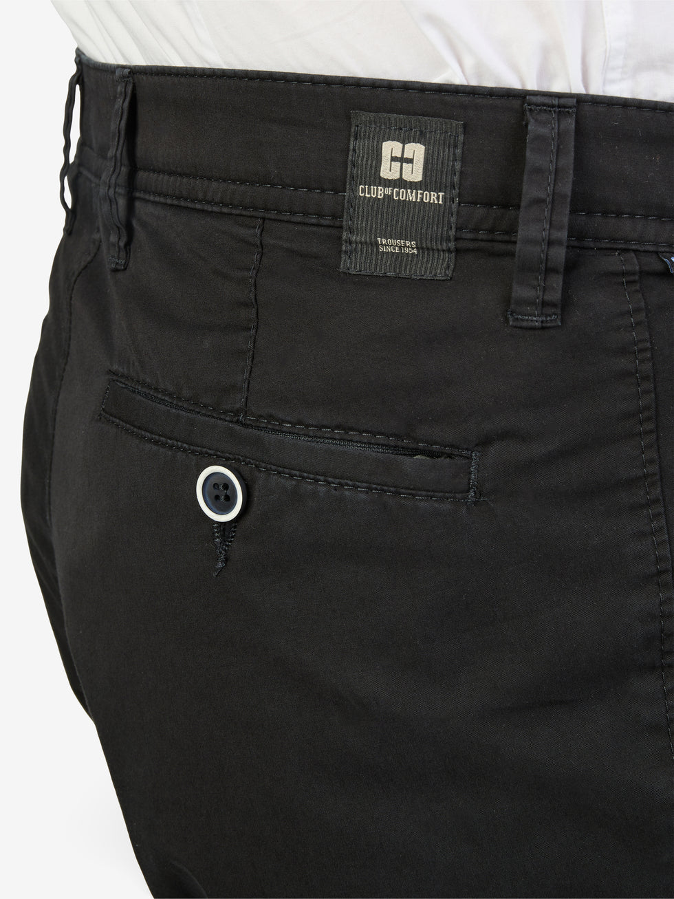 Naheaufnahme einer schwarzen Flat Front-Hose von Club of Comfort mit elastischem Komfortbund, Hemdstopper, sowie einer bei genauerem Hinsehen sichtbaren Rückentasche und Knopf. Das Produkt wurde aus hochwertiger Pima Cotton-Gewebe mit COLDBLACK-Ausrüstung gefertigt.