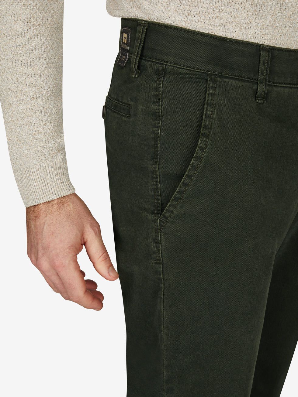 Dunkelgrüne Flat Front-Hose GARVEY 6421 von Club of Comfort mit elastischem Komfortbund, Hemdenstopper, High Stretch Baumwoll-Gabardine, schmaler Beinverlauf, normale Leibhöhe, Herbst/Winter, Made in Green by Oeko-Tex, für einen edlen Look und hohen Tragekomfort.