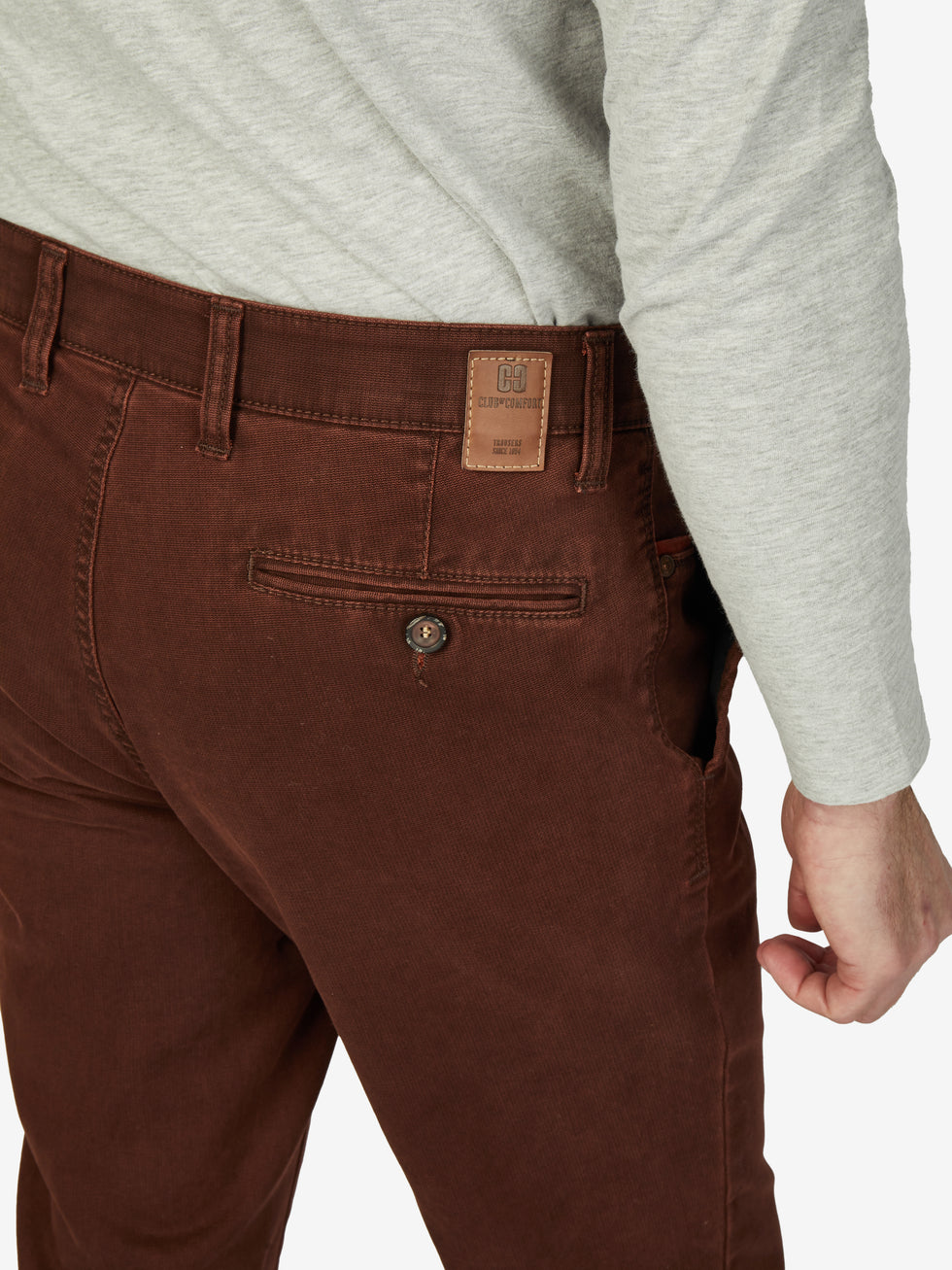 Nahaufnahme einer ziegelroten GARVEY 7218 Flat Front-Hose mit elastischem Komfortbund, Hemdenstopper und Münztasche. Die Hose besteht aus Pima-Baumwolle mit High Stretch, gefärbt mit Double Dye für einen winterlichen Look.