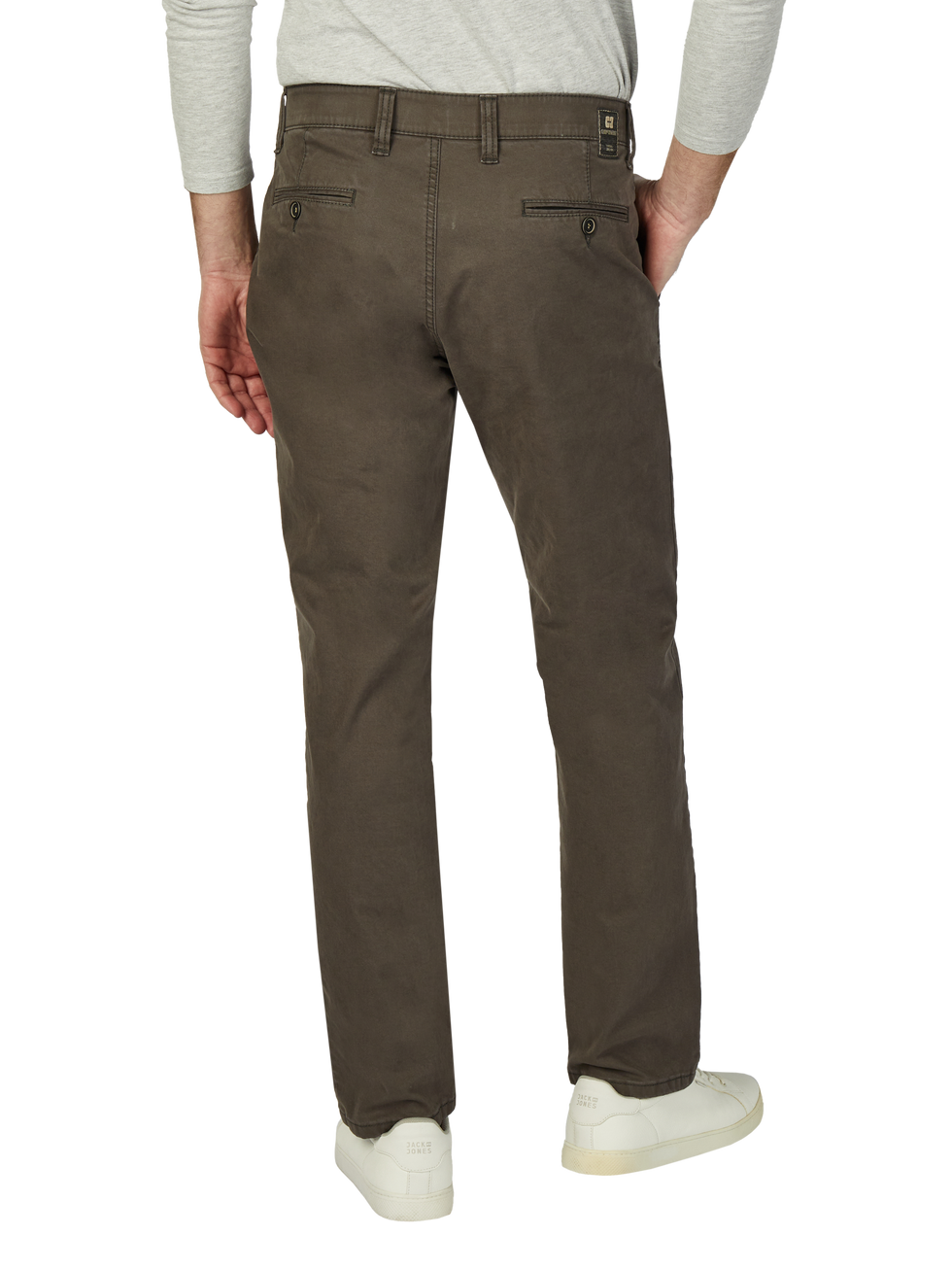 Hosen mit einem braunen Farbton, Nieten und Gürtelschlaufen, getragen von einer Person, die einen grauen Pullover und weiße Sneakers trägt.