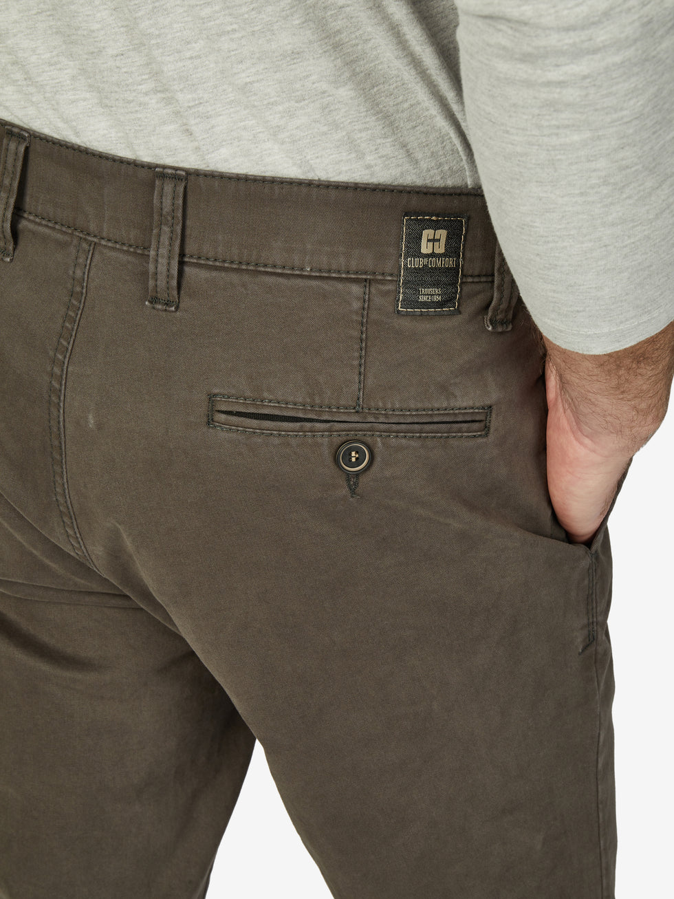 Nahaufnahme einer steingrauen GARVEY 7612 Flat Front-Hose mit elastischem Komfortbund, Hemdstopper, Münztasche in der rechten Seitentasche, aus hochelastischer Baumwolle, Modell mit normaler Leibhöhe und schmalerer Fußweite, getragen von einer Person in grauem Hemd.