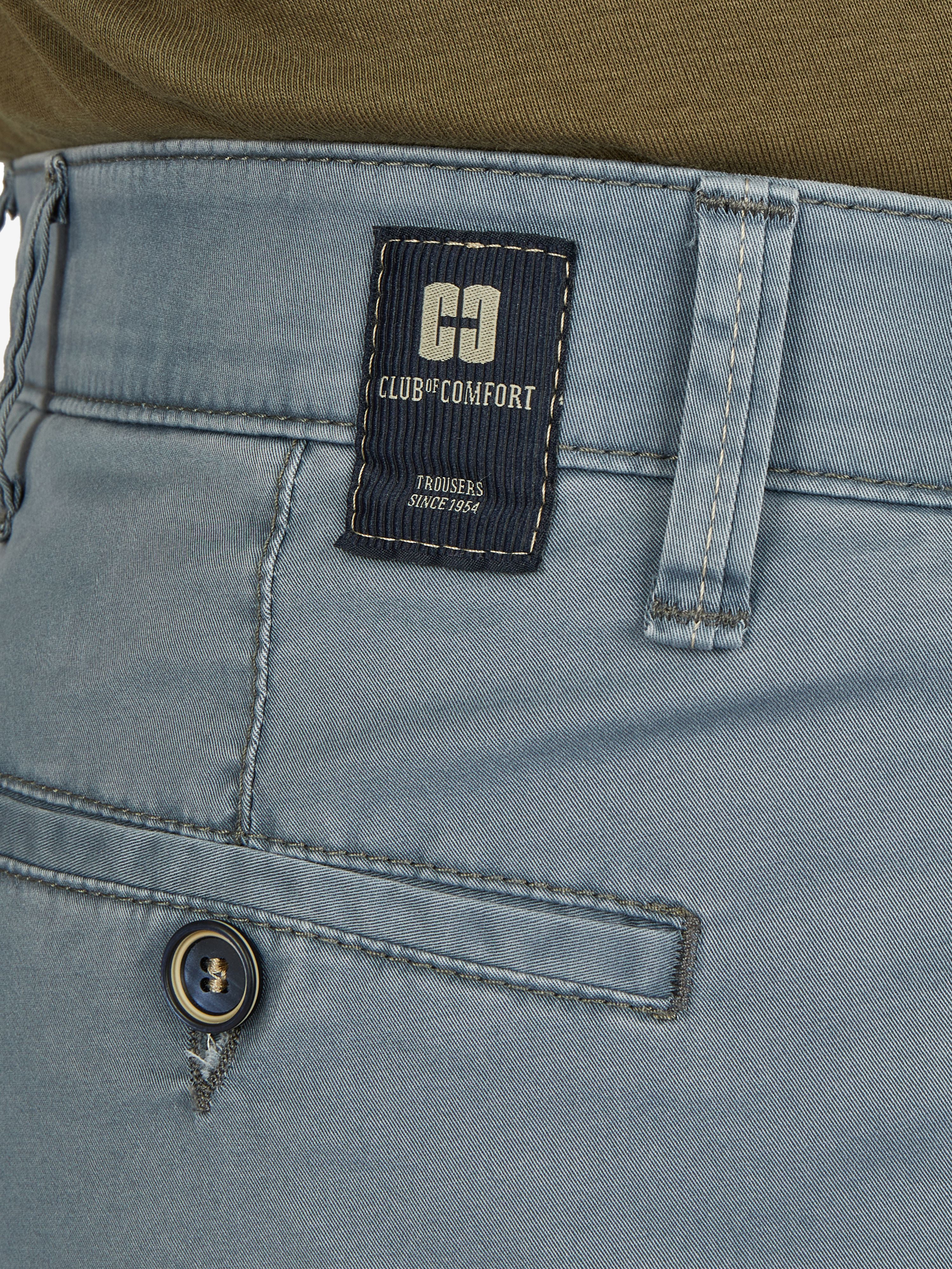 Nahaufnahme einer rauchblauen Flat Front-Hose von Club of Comfort mit elastischem Komfortbund, Hemdenstopper, Gürtel-Schlaufe, eingearbeiteter Tasche und Markenlabel.