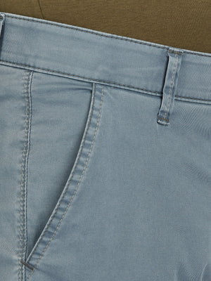 Nahaufnahme einer rauchblauen GARVEY 7708 Flat Front-Hose aus leichtem Baumwoll-High Stretch, mit elastischem Komfortbund, Hemdenstopper, normaler Leibhöhe und schmaler Beinweite; ideal für Frühjahr/Sommer.