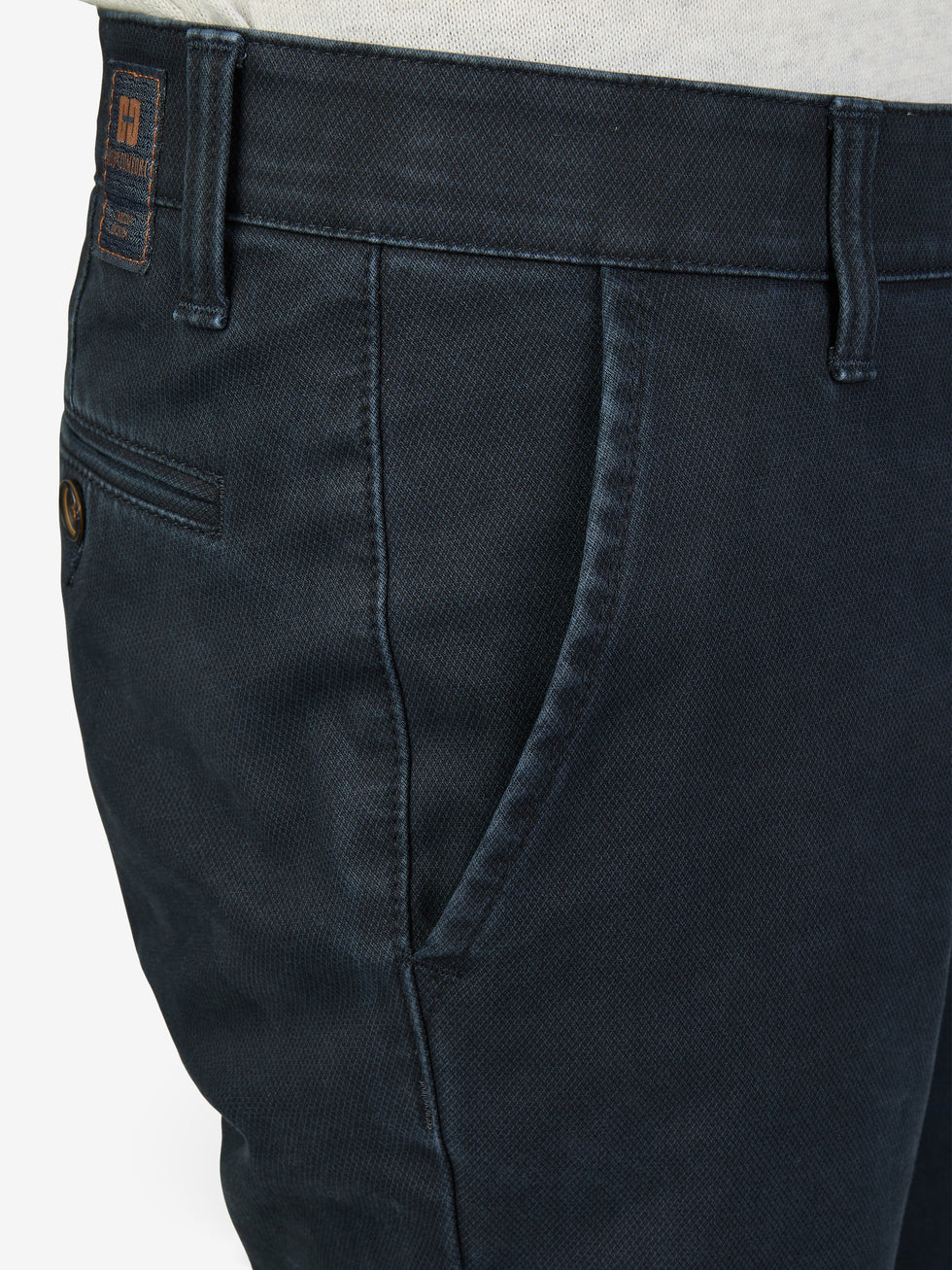 Nahaufnahme einer dunkelblauen GARVEY 8025 Flat Front-Hose aus Baumwolle mit Thermolite-Wärmeisolierung, elastischem Komfortbund, Hemdenstopper, schmaler Beinverlauf und normaler Leibhöhe.