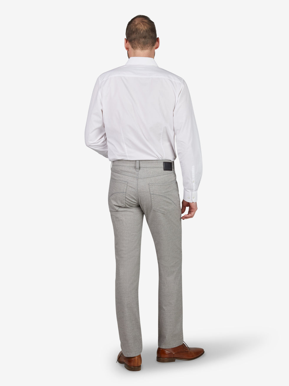Herrenhose Modell HENRY 7631 in Hellgrau Melange, aus Baumwoll-Struktur-Mischgewebe mit Woll-Optik, regular Fit, mit elastischem Doppelstoffbund, Mobile Pocket in rechter Vordertasche, Münztasche mit Kontrast-Patch, schlankes Bein, flexible, bequeme 6-Pocket-Hose, ideal für Herbst/Winter, hergestellt von Club of Comfort.
