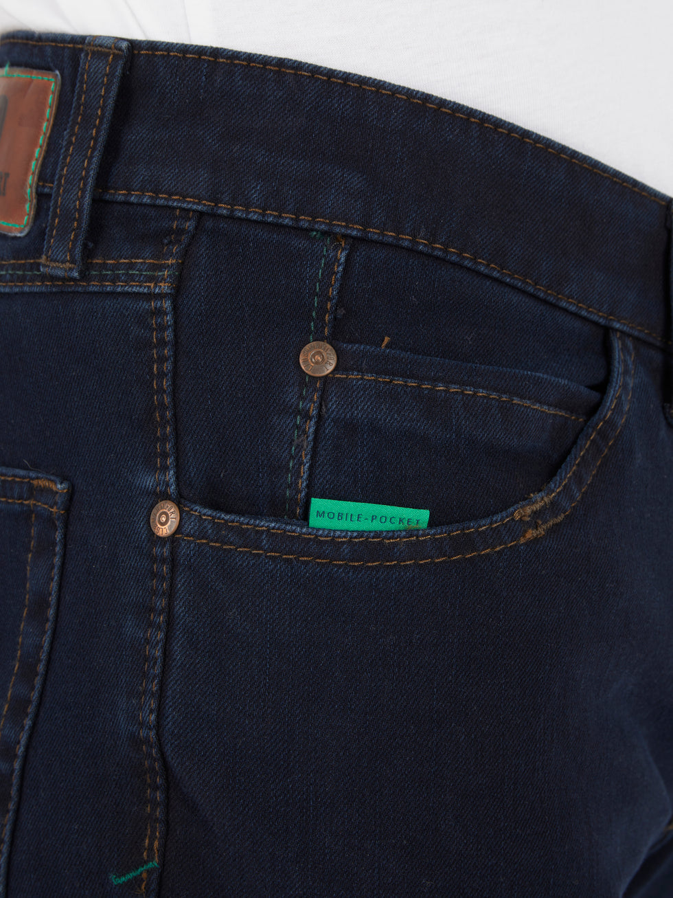 Nahaufnahme einer dunkelblauen 5-Pocket Jeanshose des Herstellers Club of Comfort, Modell HENRY-Z7054. Die Hose hat einen elastischen Doppelstoffbund, eine separate "Mobile Pocket" in der rechten Vordertasche für das Smartphone, und besteht aus superelastischem Bi-Stretch-Denim mit T400-Beimischung für Formstabilität.