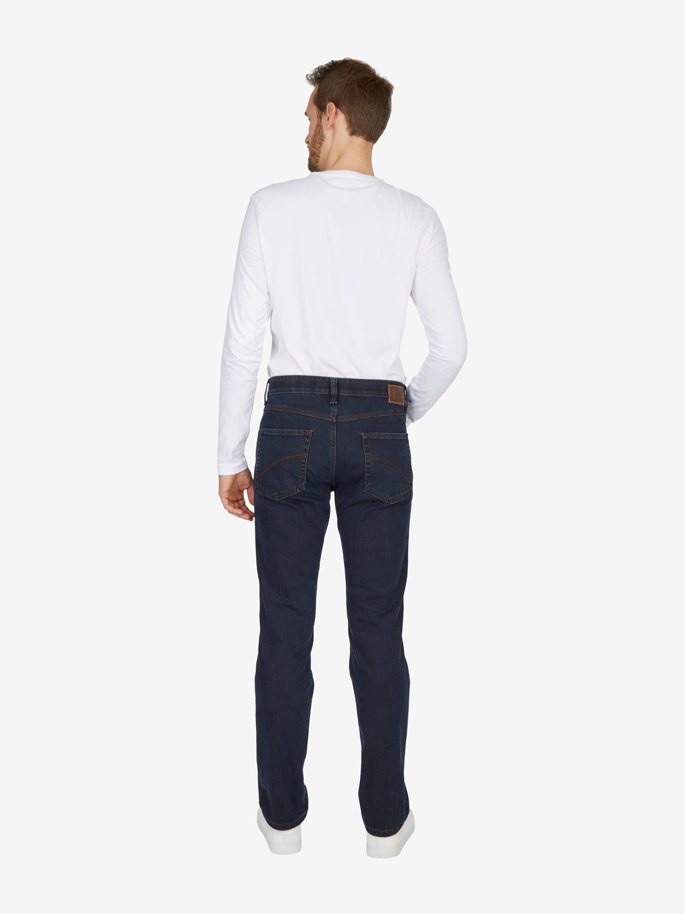 Dunkelblaue HENRY 6822 Thermo-Jeans mit 6-Pocket-Design, elastischem Komfortbund und Mobile Pocket, robustem High-Stretch-Denim, Thermolite-Wärmeisolierung, Regular Fit, aus Baumwolle, für Herbst/Winter, getragen von einem Mann, Rückenansicht.