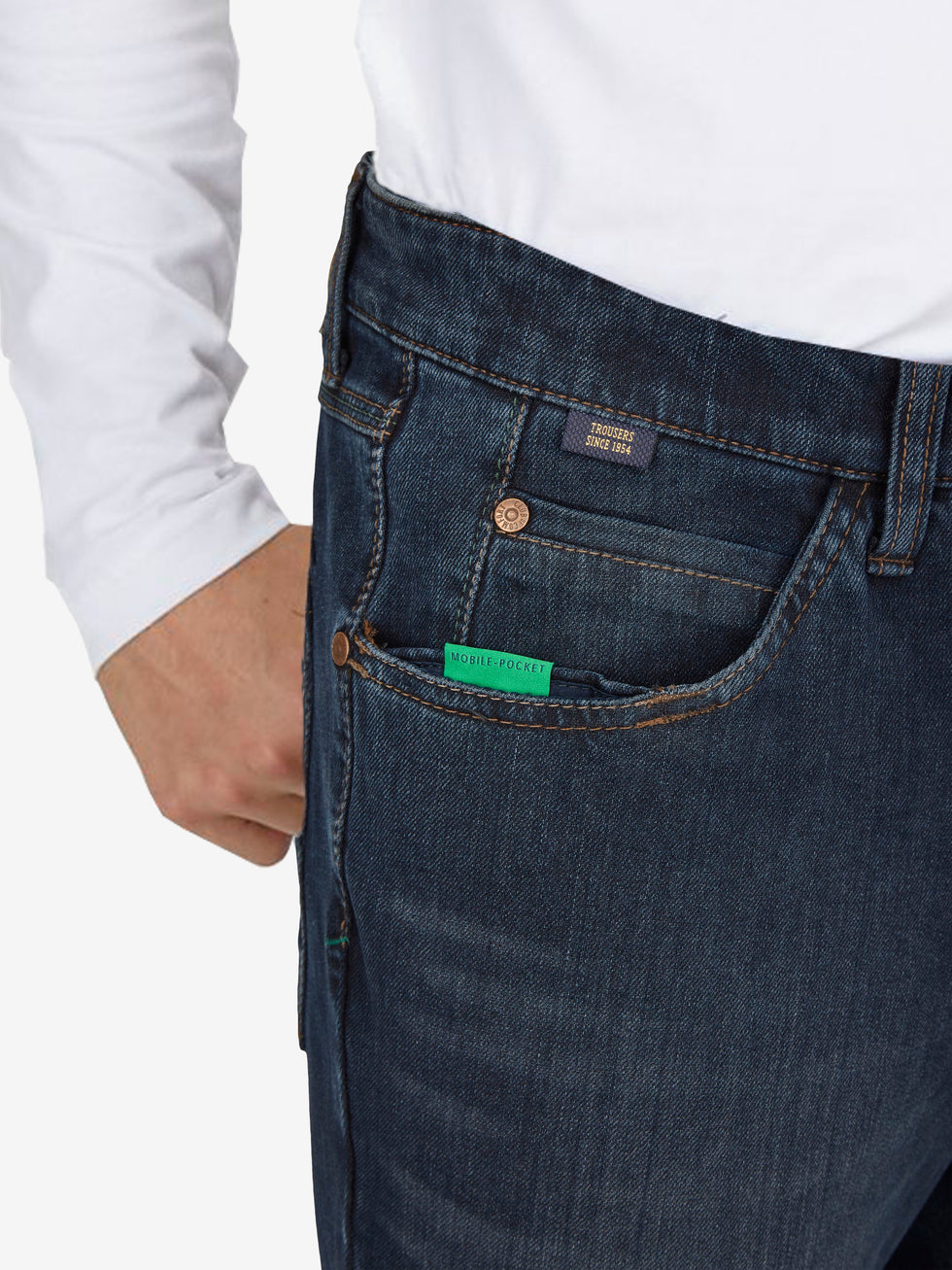Hose "HENRY 7054" in dunkelblau (gewaschen) mit elastischem Doppelstoffbund, 6-Pocket Design, separater "Mobile Pocket" für Smartphone, aus superelastischem Bi-Stretch-Denim, Regular Fit, in der Taille sitzend, mit Hemdstopper, hergestellt von Club of Comfort.