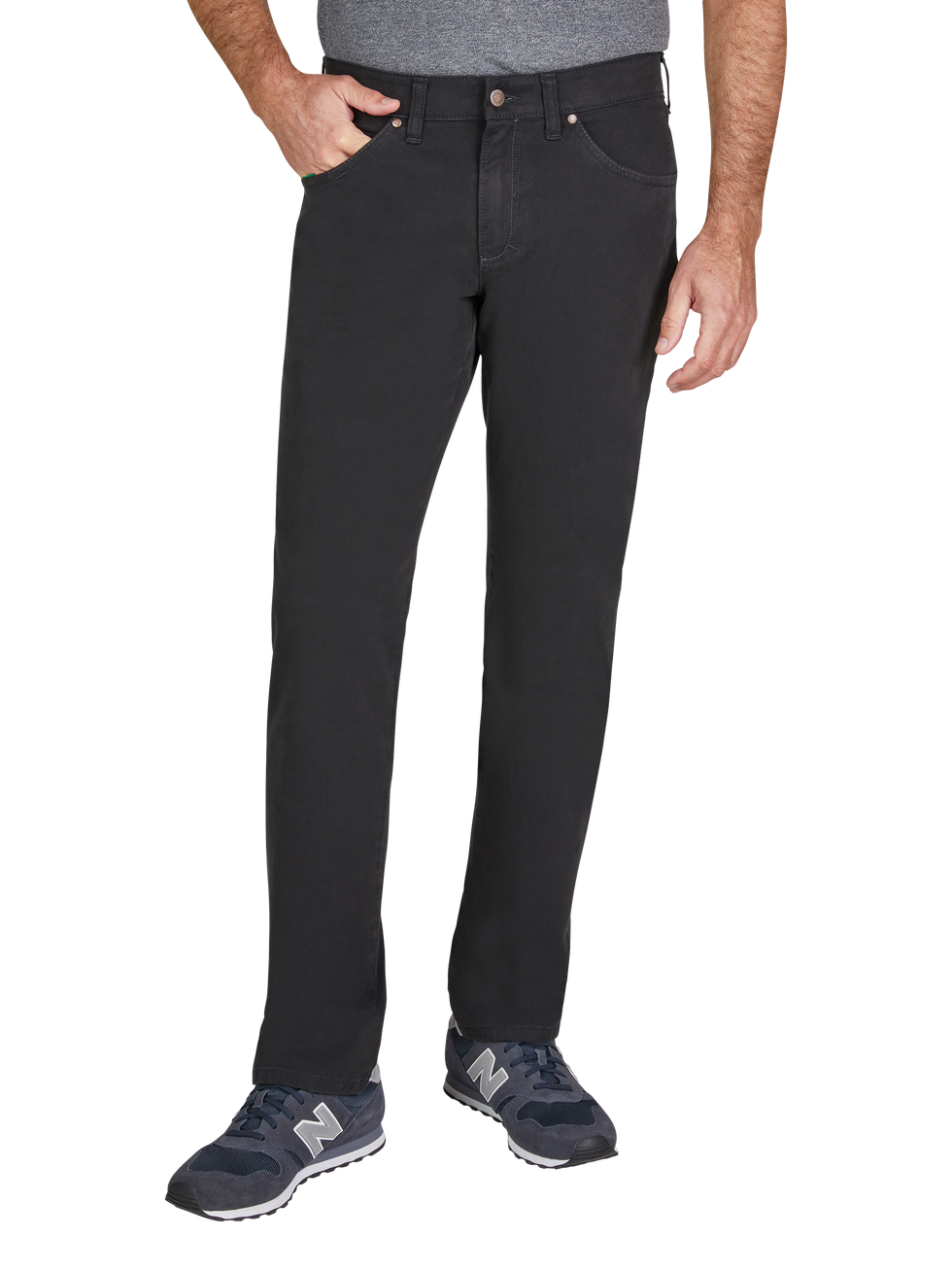 Herrenhose in Schwarz, aus Jeansstoff, mit fünf Taschen, Gürtelösen und Reißverschluss. Der Mann trägt die Hose mit einer grauen Baumwoll-Shirt und Sportschuhen.