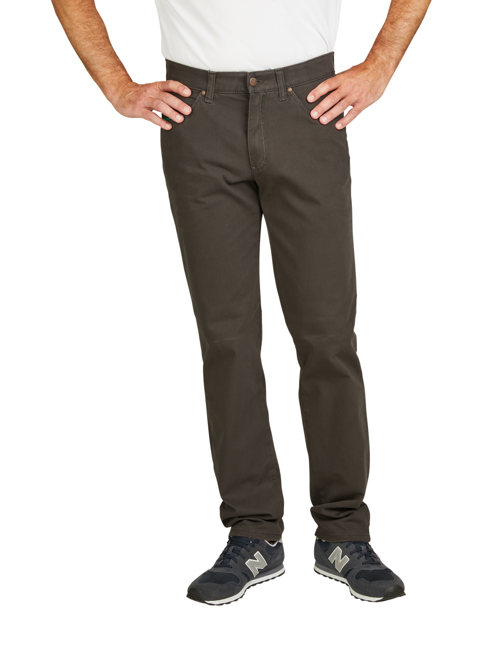 Herrenhose in dunklem Grau, gerade geschnitten, mit fünf Gürtelschlaufen, einer Knopfleiste und seitlichen Eingrifftaschen, getragen mit schwarzen Sportschuhen.