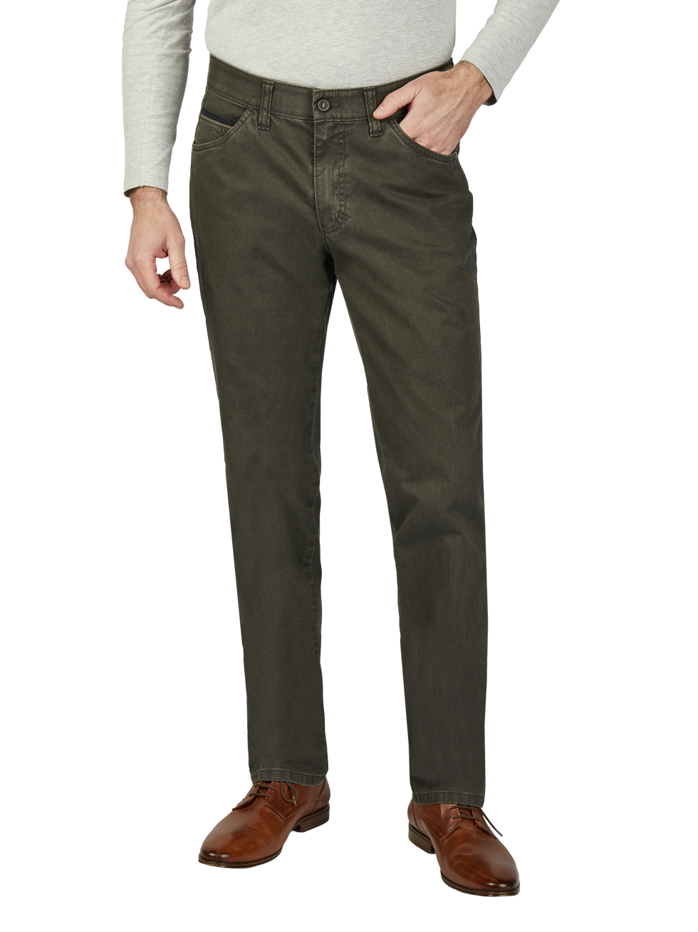 Ein Mensch trägt eine graue, langärmelige Oberbekleidung und dunkle, gerade geschnittene Jeans. Die Hand ist in die rechte Tasche gesteckt, während die andere Hand locker an der Seite hängt. Die Person steht auf braunen Lederschuhen.