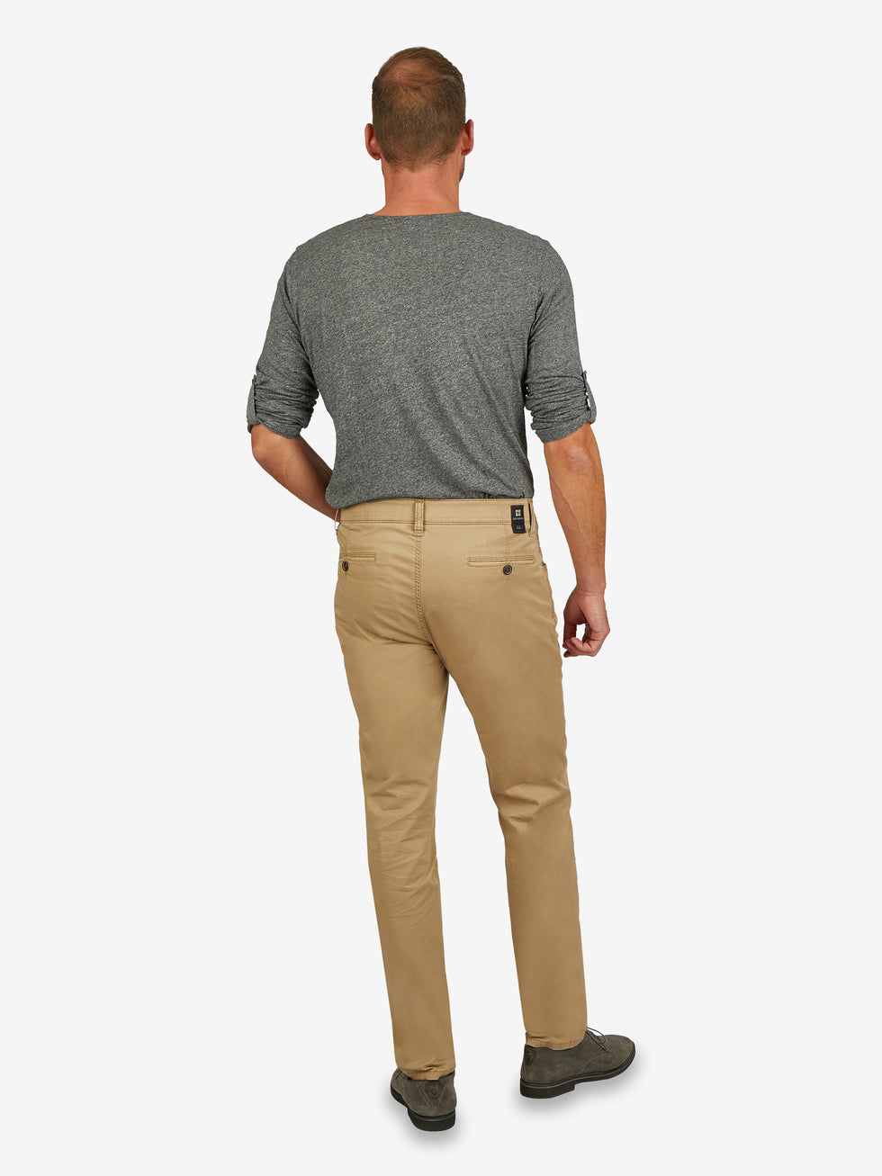 Mann von hinten trägt eine beige MARVIN 7708 Hose mit swing-Pocket, Comfortbund, Hemdenstopper und elastischem High Stretch aus Baumwolle. Die Hose hat eine normale Leibhöhe, schlankes Bein, schmale Fußweite, und ein cleanes Design. Hersteller: Club of Comfort.