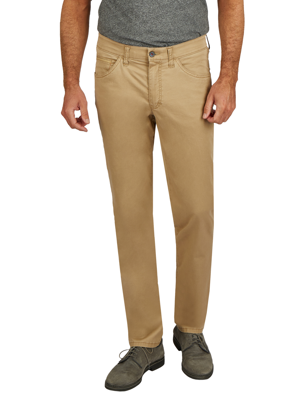 Der Bild zeigt einen Mann, der bequeme, beige Chino-Hosen trägt, kombiniert mit einem grauen T-Shirt und dunklen Schuhen.