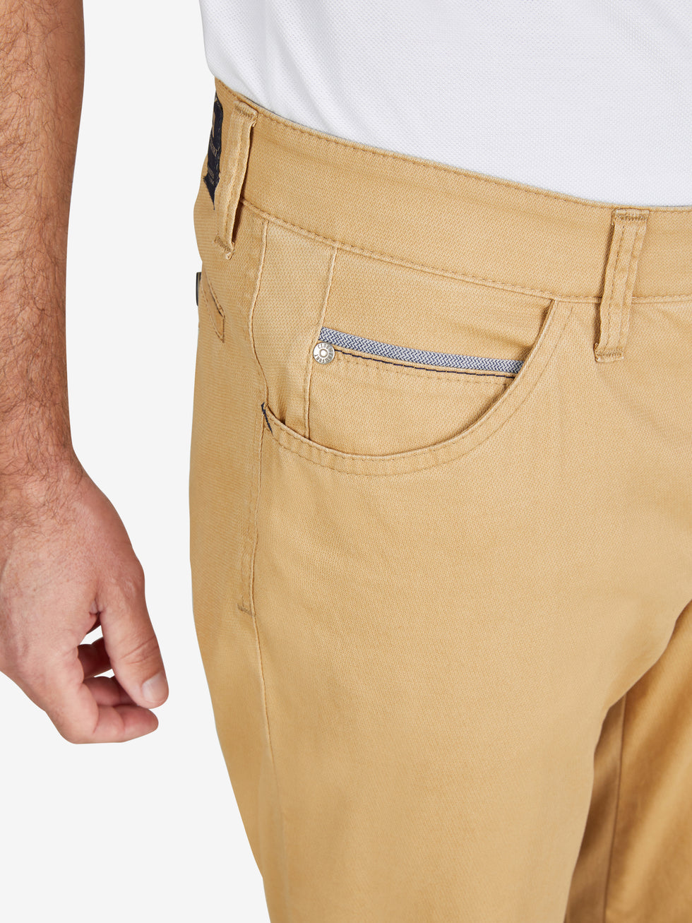 Nahaufnahme einer gelben Club of Comfort MARVIN 7907 Hose mit elastischem Komfortbund, Hemdstopper, modifizierter 5-Pocket-Form, Münztasche mit Kontrastdetail, aus hoch elastischer High Stretch-Baumwolle mit Mikrostruktur,normaler Leibhöhe, schlankes Bein, waschbar, ideal für Frühjahr/Sommer.