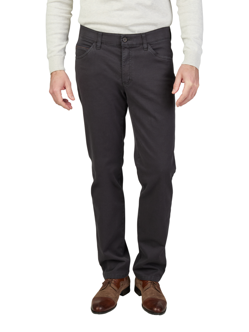 Die Abbildung zeigt eine Person, die dunkelgraue, gerade geschnittene Jeans trägt. Die Person trägt dazu braune Lederschuhe und ein hellgraues, langärmeliges Oberteil. Die Hände sind entspannt an den Seiten.