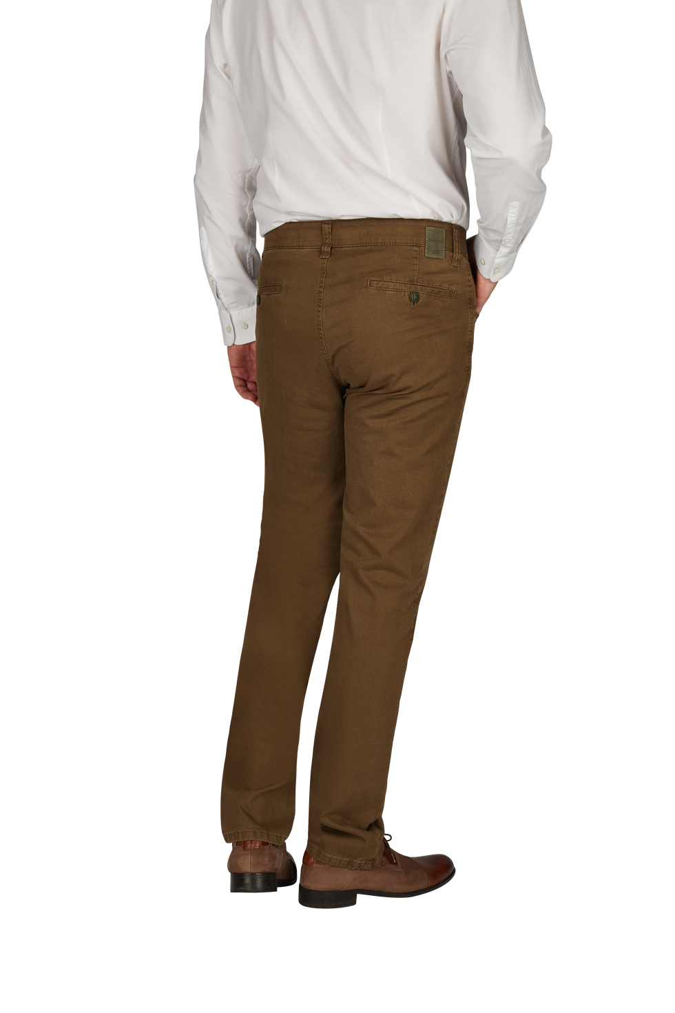 Ein Mann trägt braune Chino-Hosen, eine weiße langärmlige Hemd mit Knöpfen an den Ärmeln und braune Lederschuhe, steht mit seinem Rücken zur Kamera.