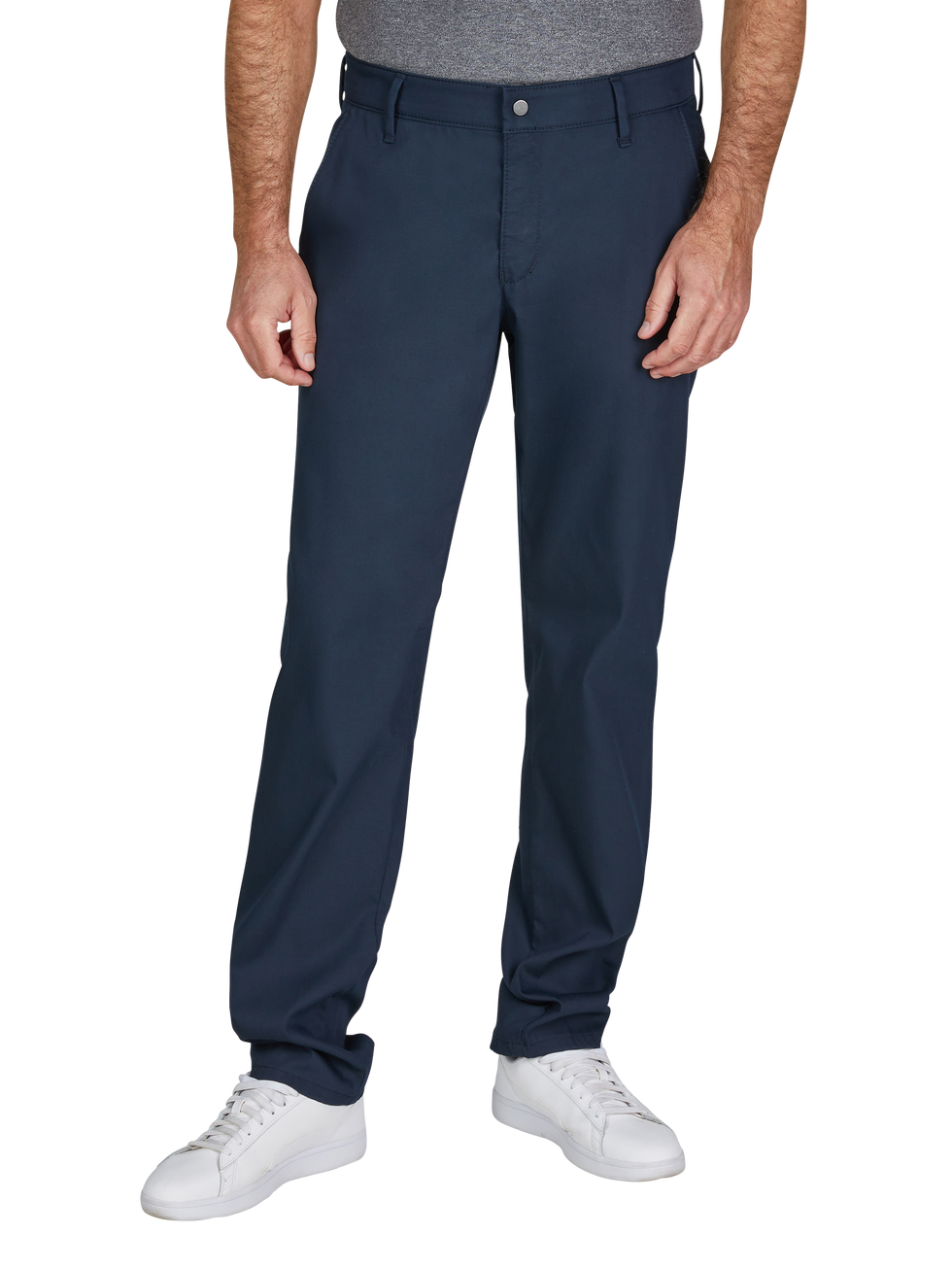 Hosenbild eines Mannes, der dunkelblaue, gerade geschnittene Hosen trägt. Er hat ein graues T-Shirt, weiße Sneakers und steht aufrecht. Der Fokus liegt auf den Hosen, die bequem und casual wirken.