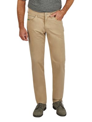 Bequeme beige 6-Pocket-Hose von Club of Comfort mit elastischem Doppelstoffbund, Hemdstopper und separates Smartphone-Fach in der rechten Vordertasche. Aus leichtem Baumwoll-High-Stretch mit Coolmax EcoMade, normale Leibhöhe, schlankes Bein, made in Green.