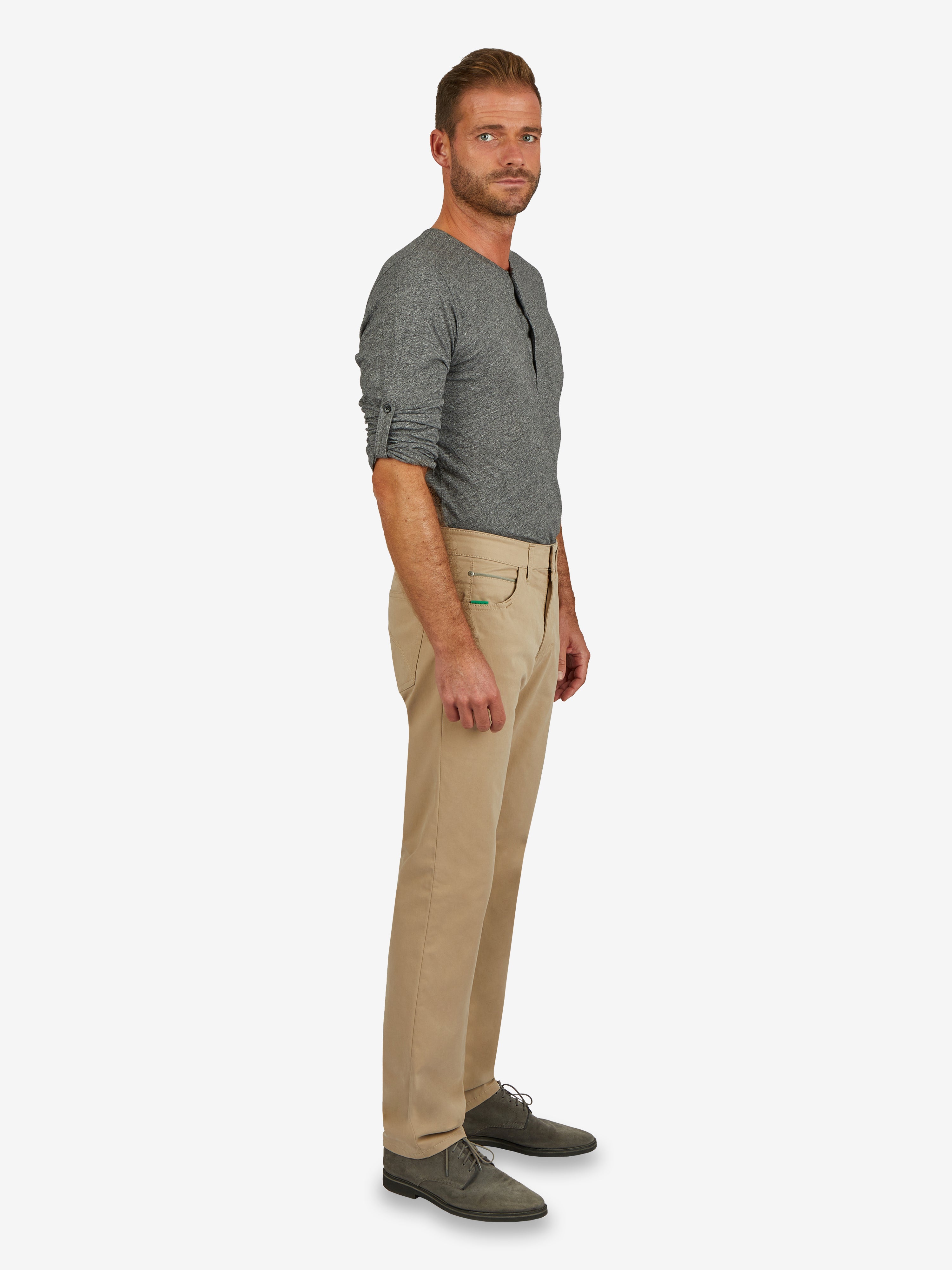 Mann trägt beige HENRY 7323 6-Pocket Hose von Club of Comfort mit elastischem Doppelstoffbund, Hemdstopper und Mobile Pocket in rechter Vordertasche. Leichte Baumwoll-High-Stretch-Faser, Fade Out-Färbung, Klimaregulierung, nachhaltig hergestellt, regular fit, Frühjahr/Sommer.
