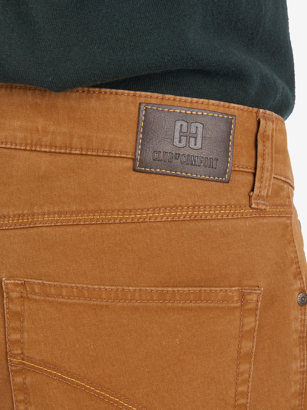 Hosenansicht in toffeebrauner Farbe, mit Blick auf den elastischen Doppelstoffbund, auf dem das Label "Club of Comfort" mit Logo zu sehen ist, und die 6-Pocket-Design der Hose, die eine separate Mobile Pocket in der rechten Vordertasche zeigt.